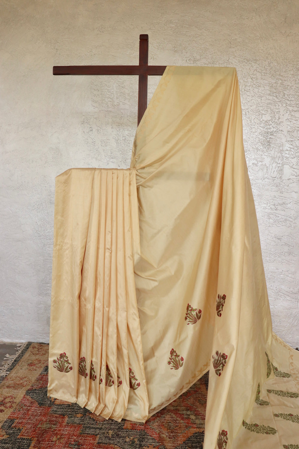 Cream Iris Kadhua Motif Pure Silk Handloom Banarsi Saree