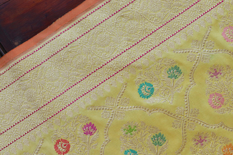 Pallu detail of Lemon Yellow Meenadar Jangla Banarasi saree