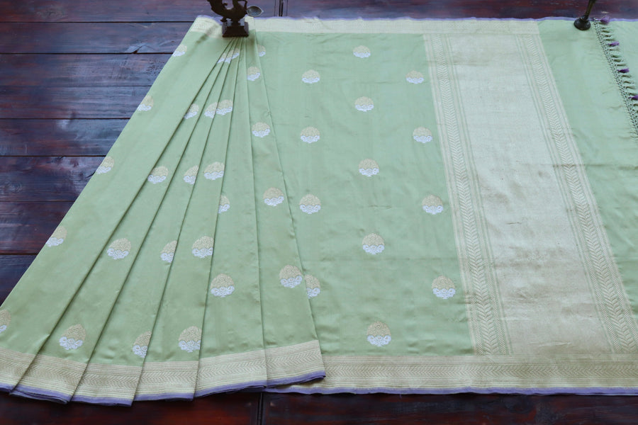 Border close-up on Pista Green Kadhua Banarasi saree