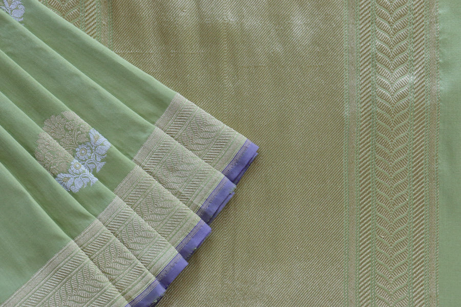 Silk texture of Pista Green Kadhua Banarasi saree