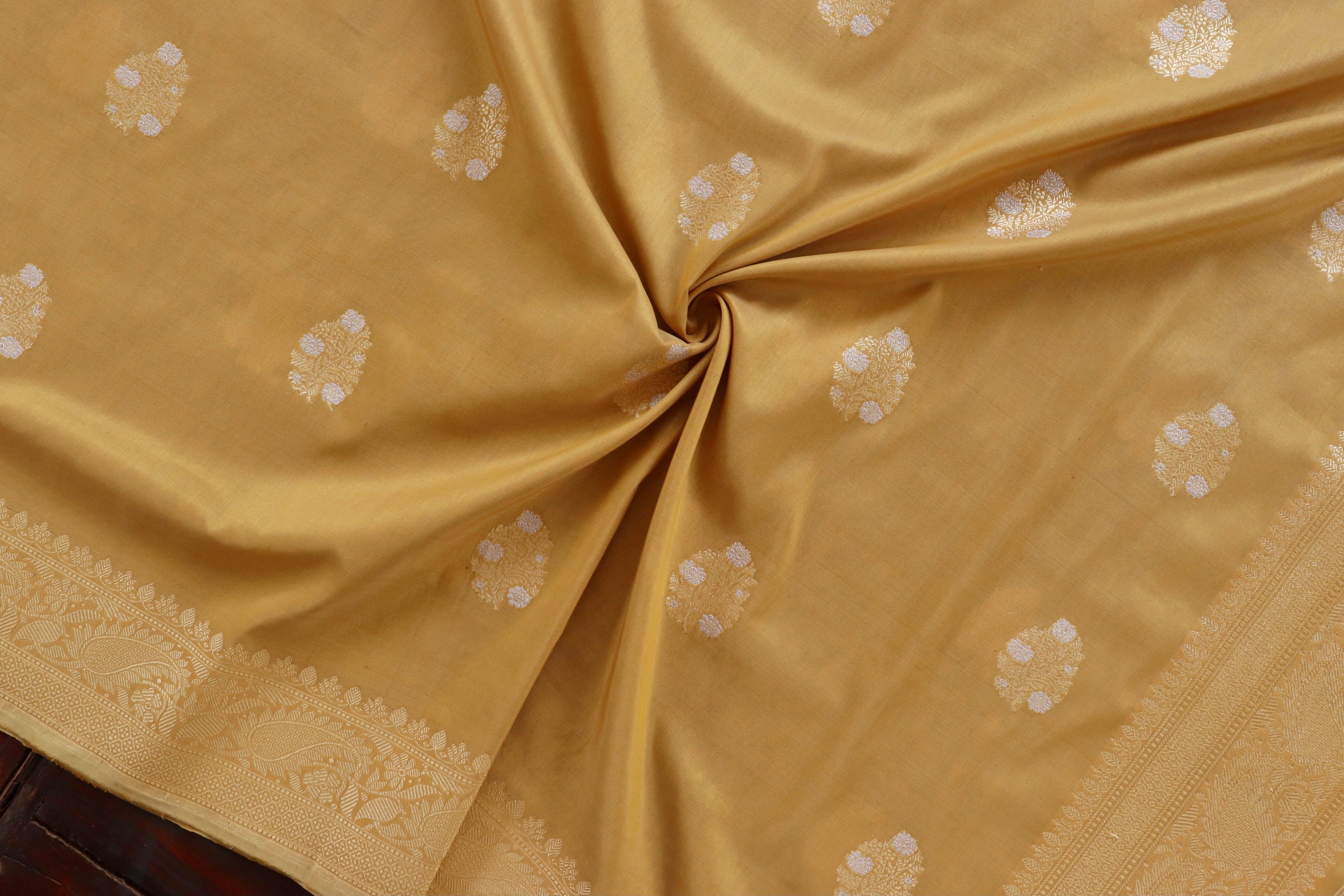 Gold Kadhua Motif Pure Silk Handloom Banarasi Dupatta