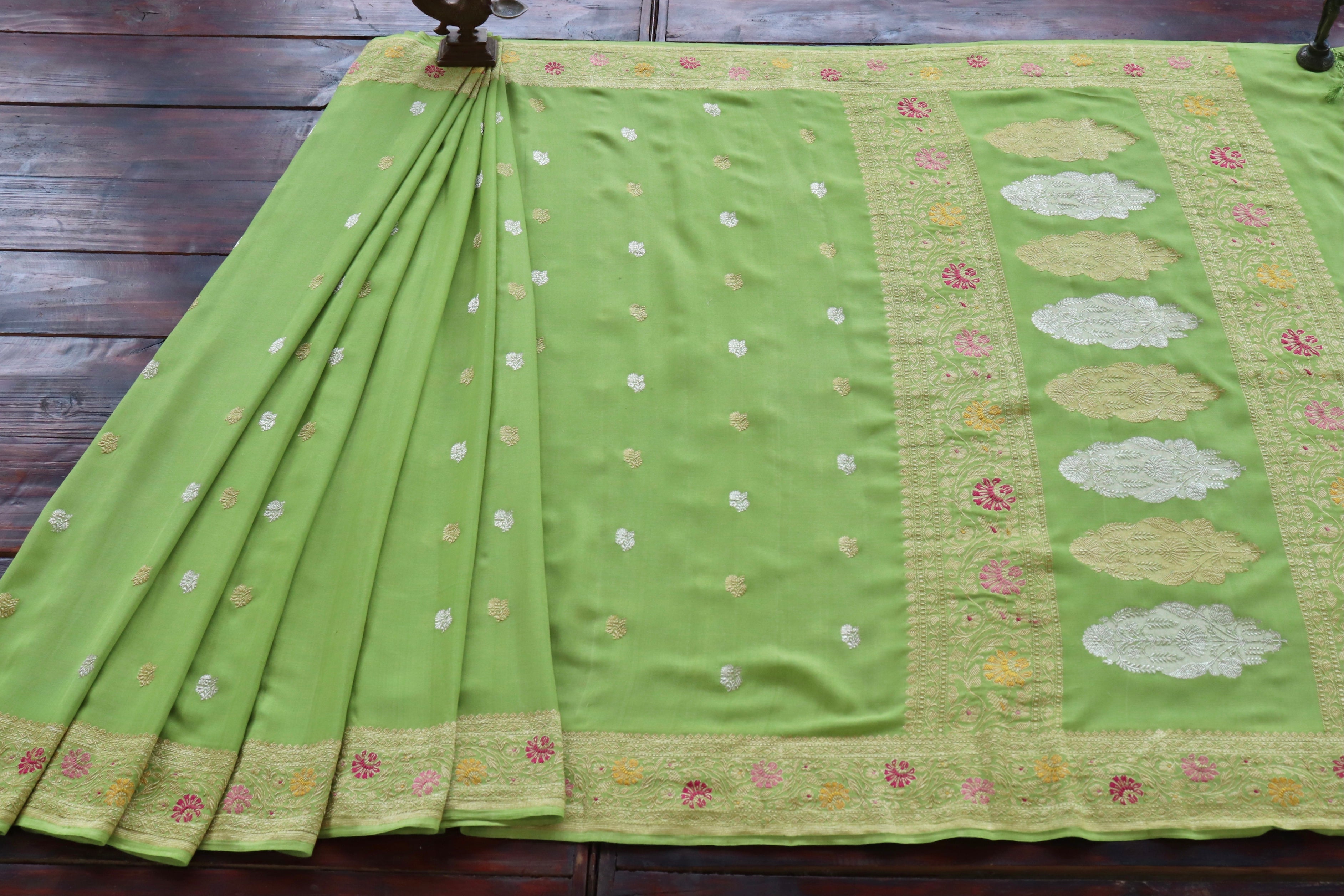 Parrot Green Kadhua Georgette Handloom Saree