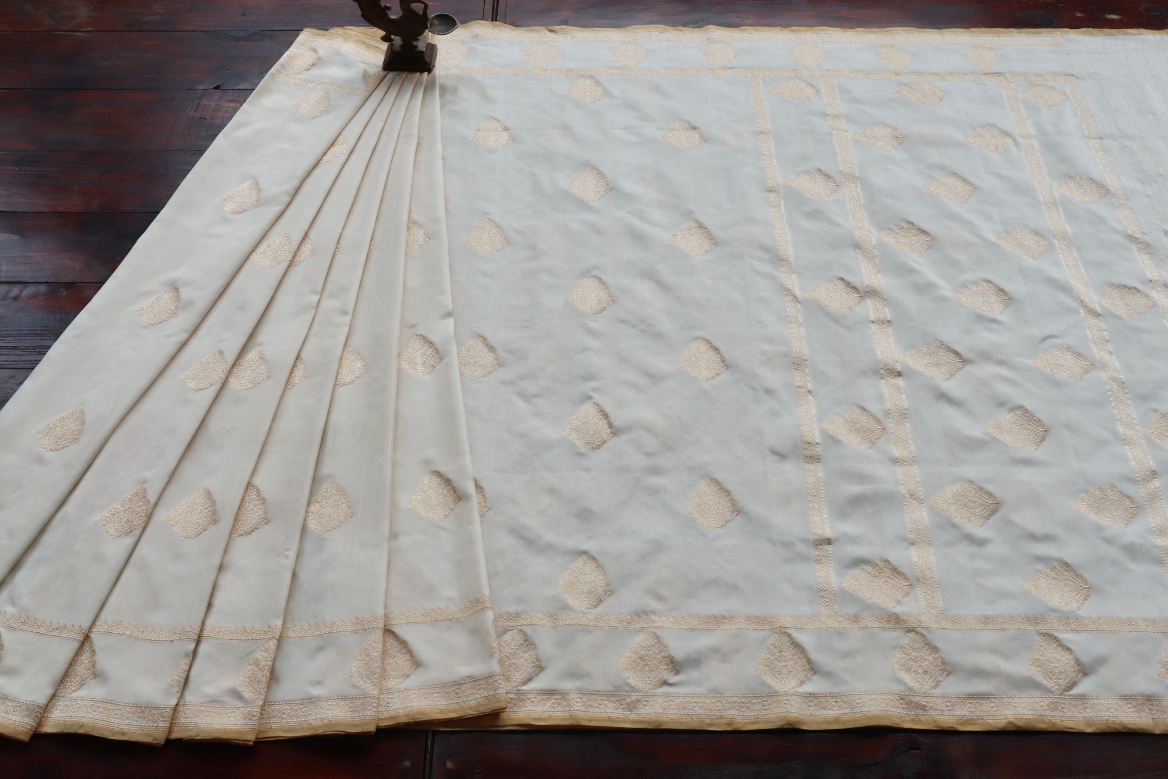 White Kadhua Motif Pure Silk Handloom Banarasi Saree