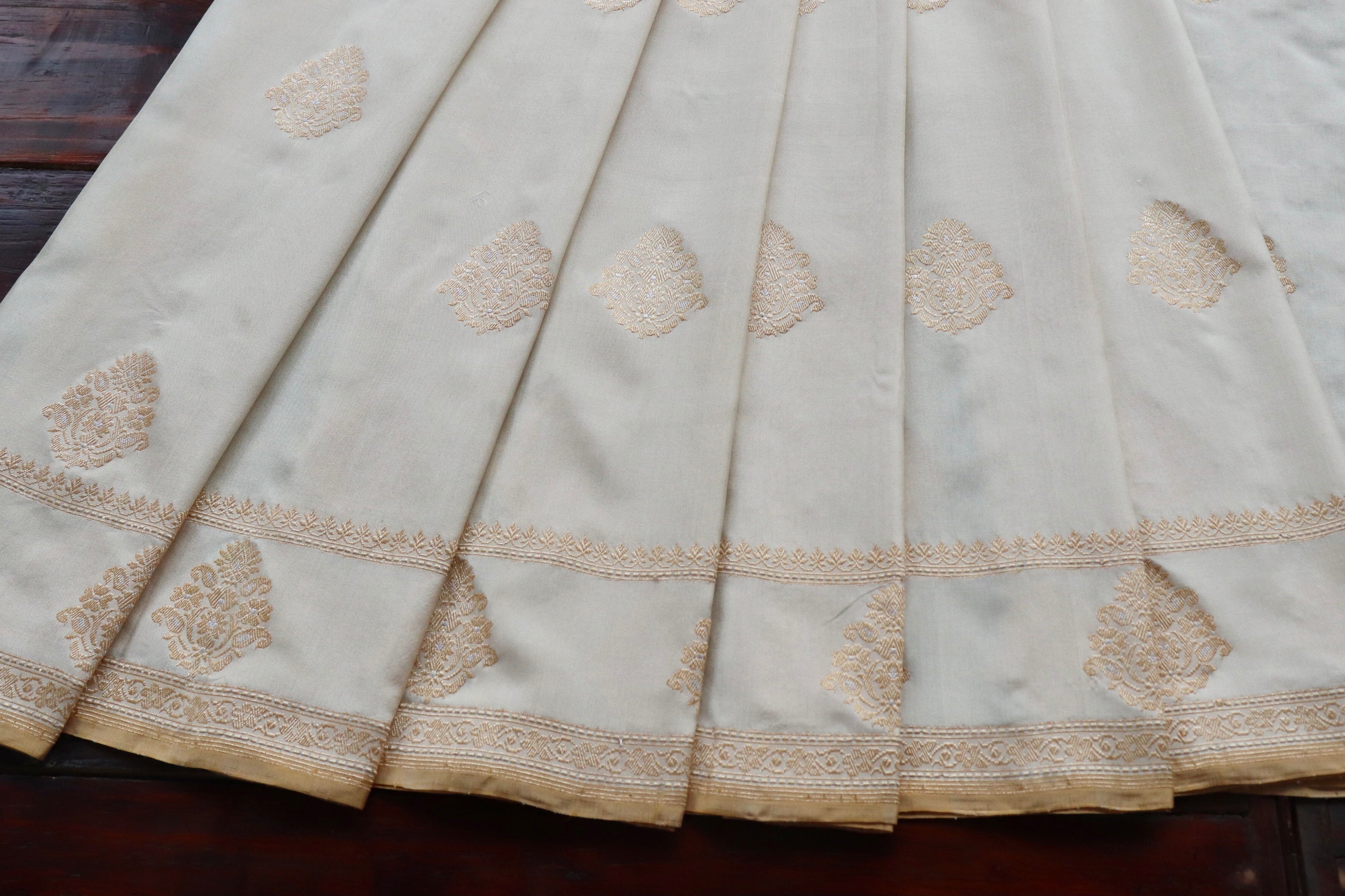 White Kadhua Motif Pure Silk Handloom Banarasi Saree