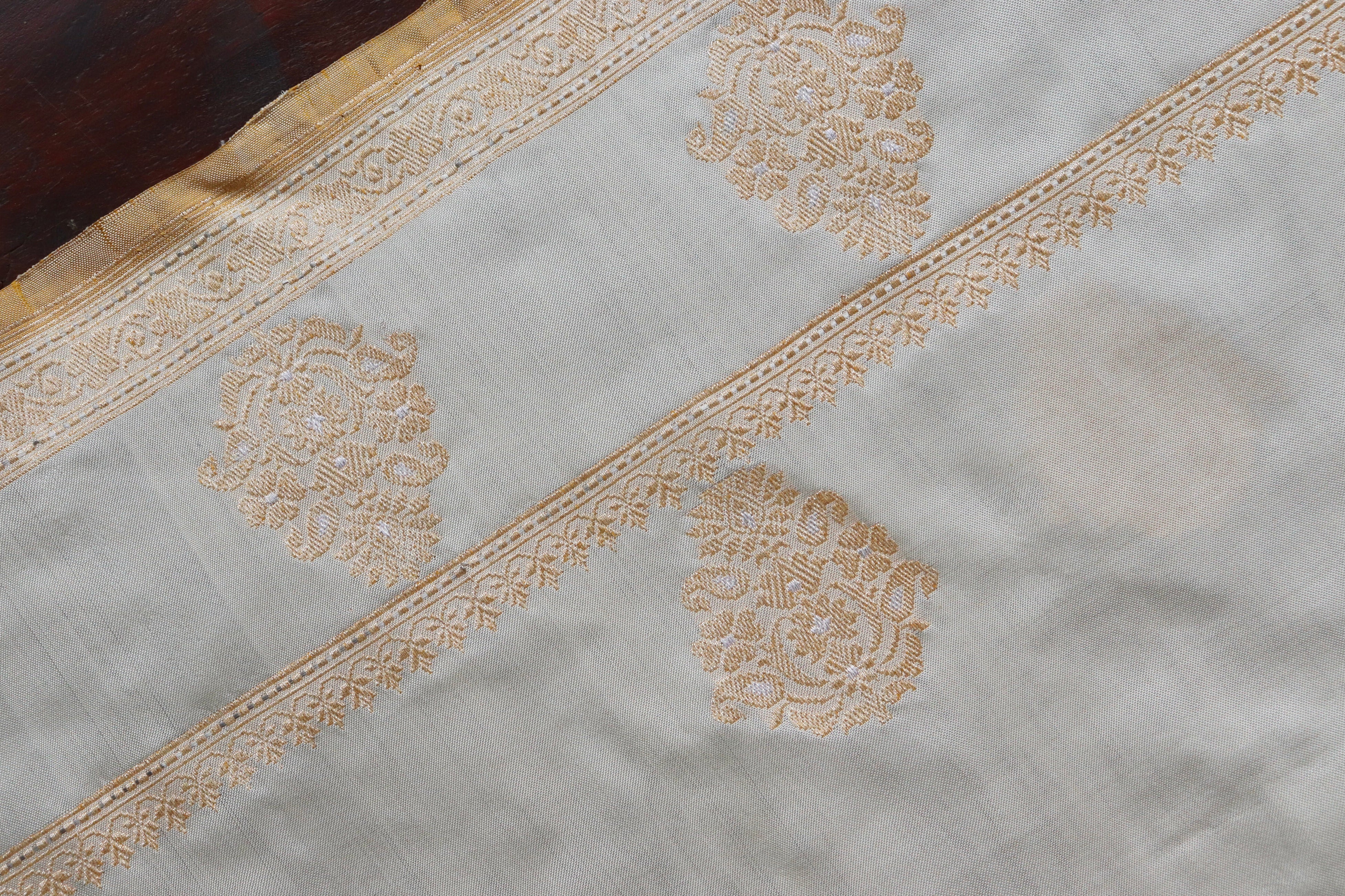 White Kadhua Motif Pure Silk Handloom Banarasi Saree