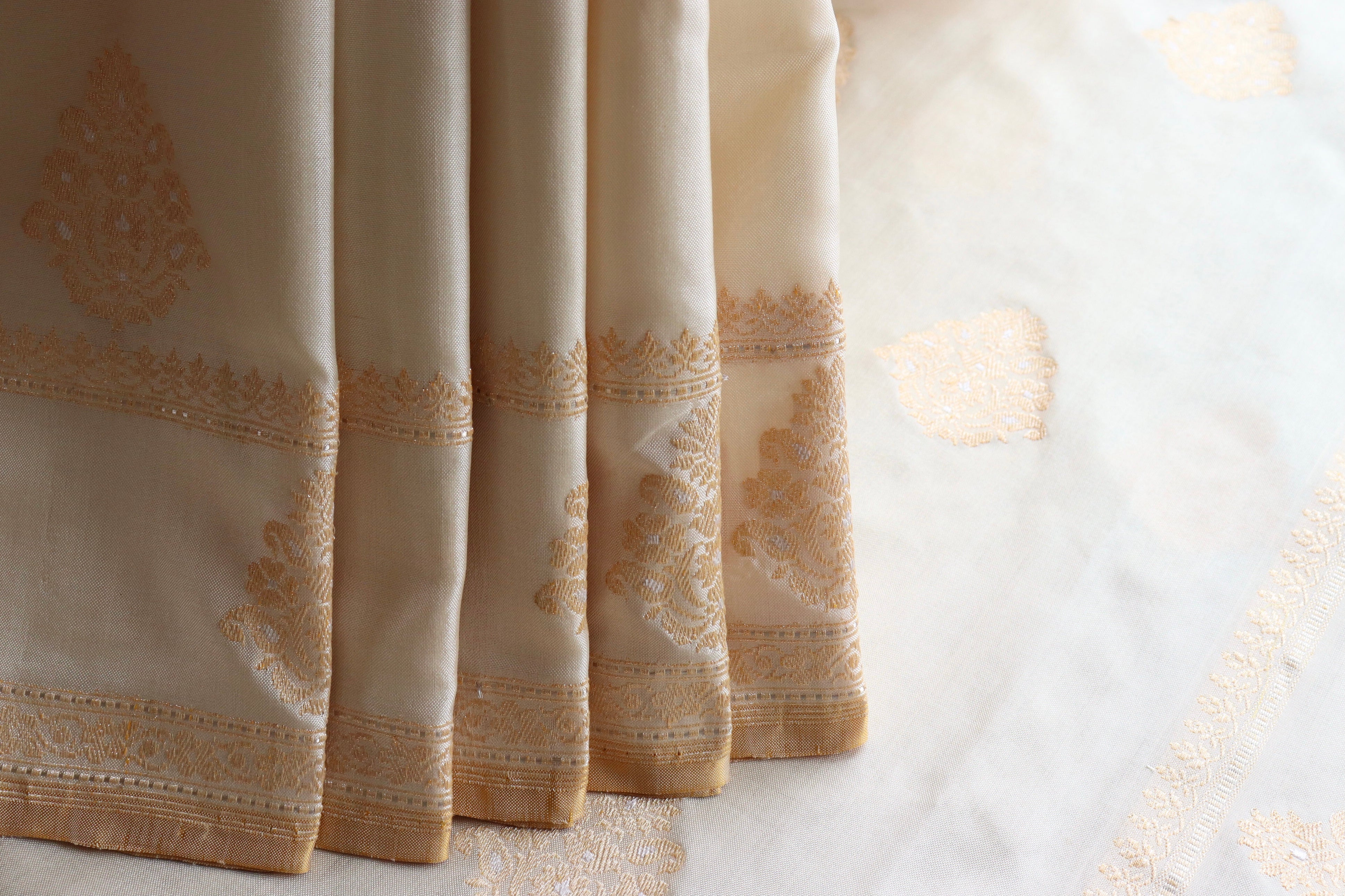 White Kadhua Motif Pure Silk Handloom Banarasi Saree