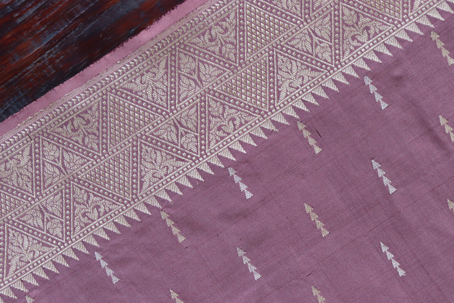 Pleat detail of Dusty Rose Kadhua Buta saree