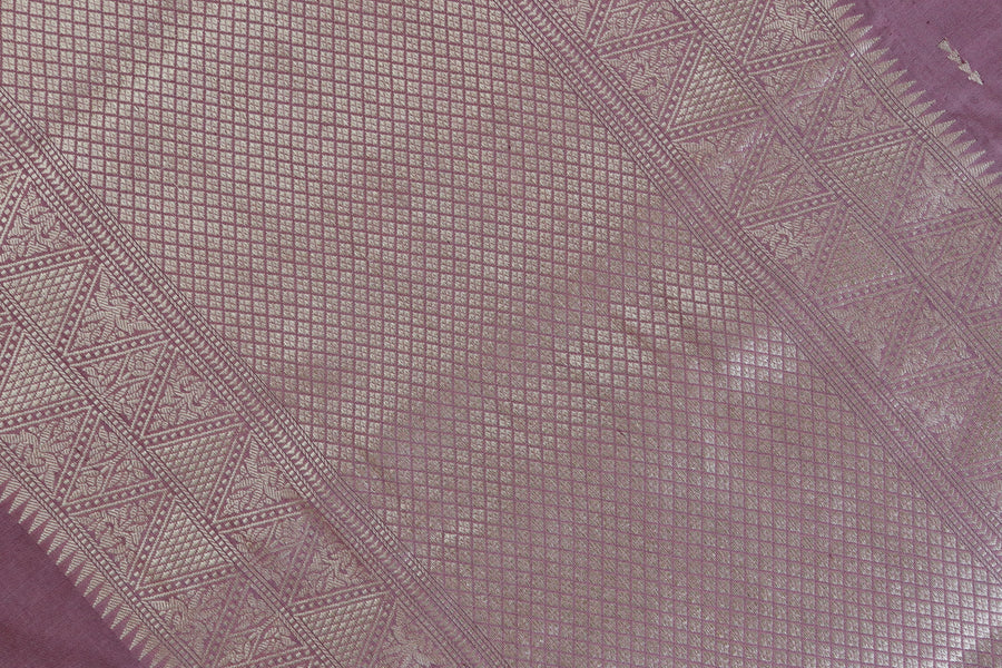 Colour close-up of Dusty Rose Kadhua Buta saree