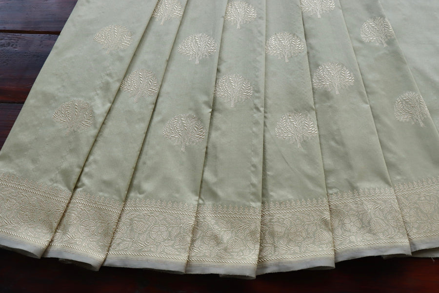 Silk texture of Cream Green Motif Banarasi saree