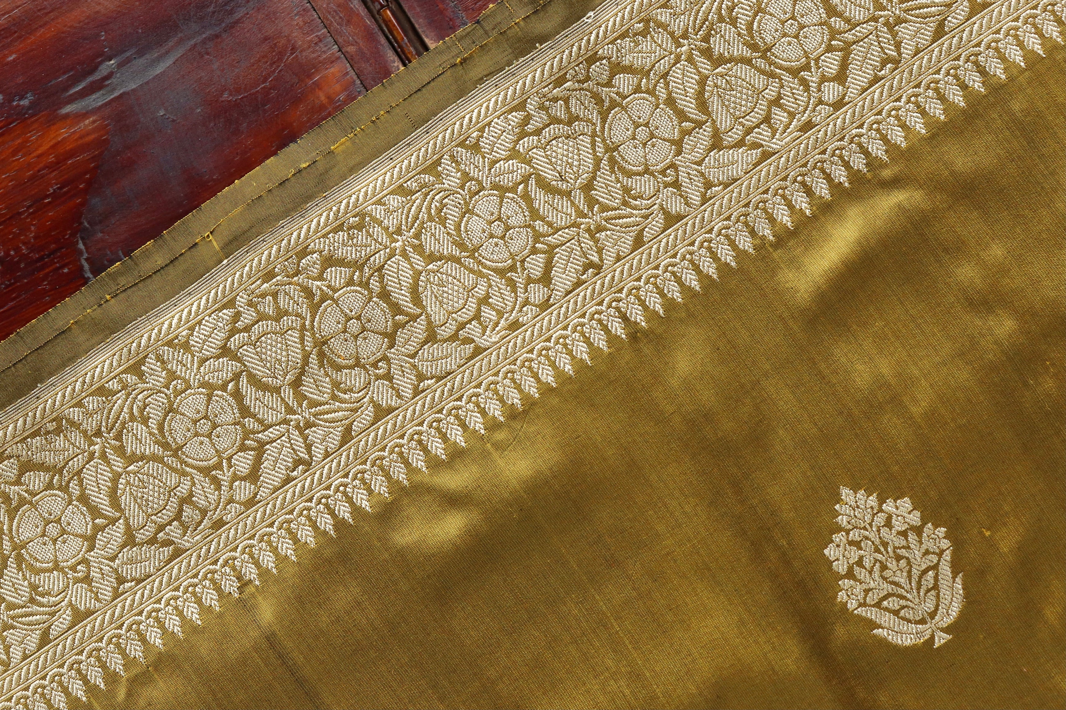 Mehndi Parizaat Motif Pure Silk Handloom Banarasi Saree