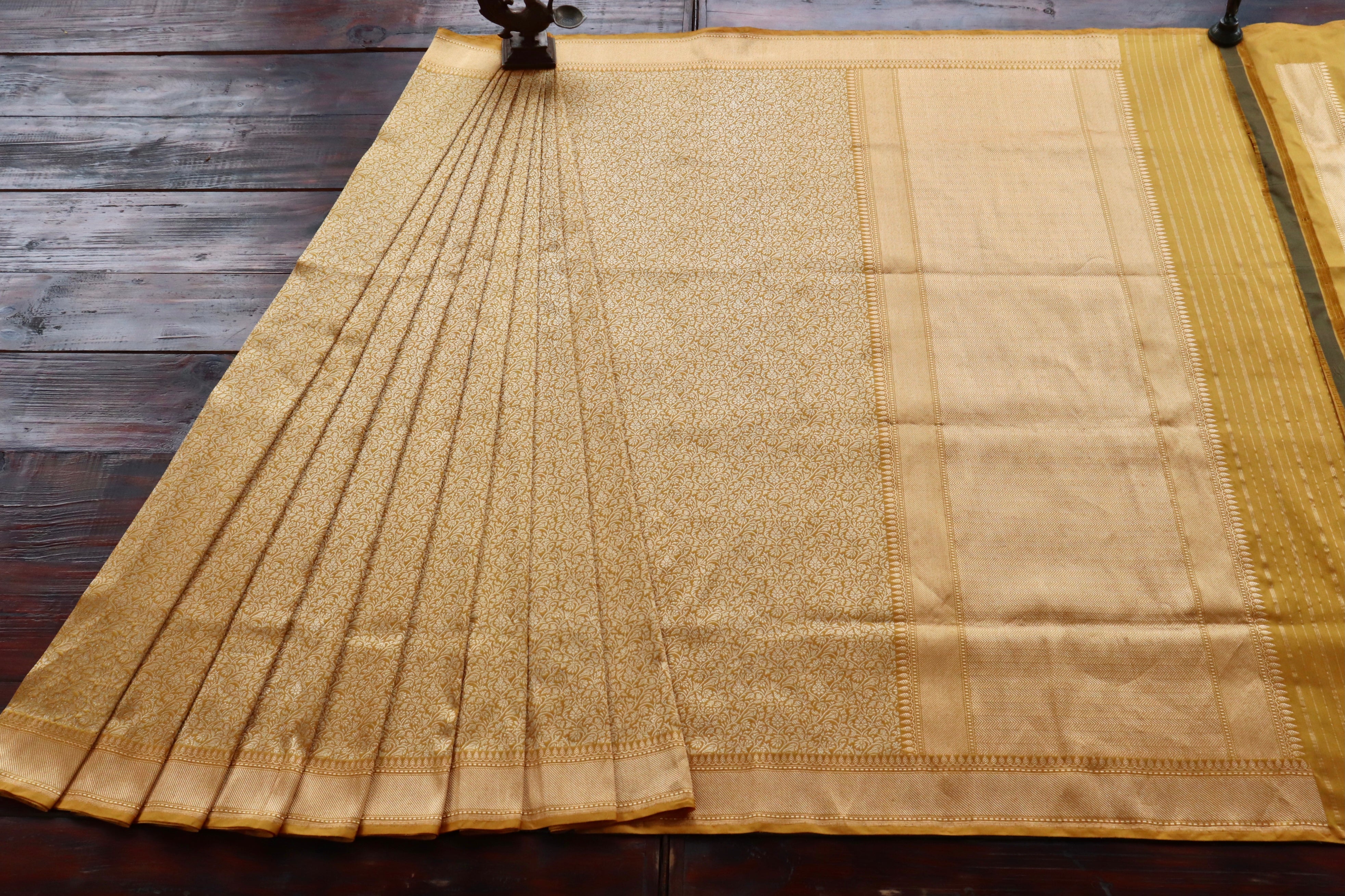 Gold Tanchoi Pure Silk Handloom Banarasi Saree