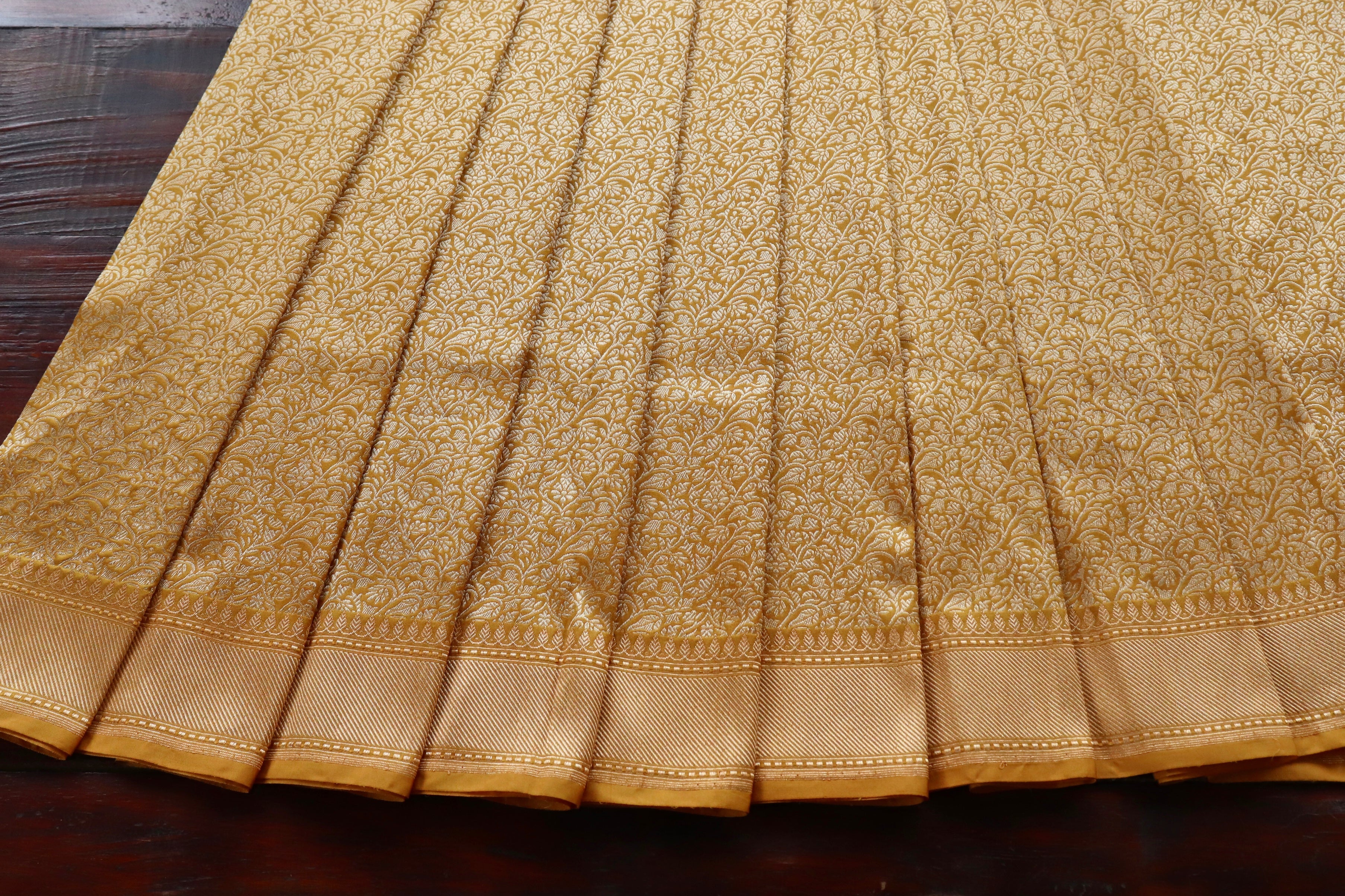 Gold Tanchoi Pure Silk Handloom Banarasi Saree