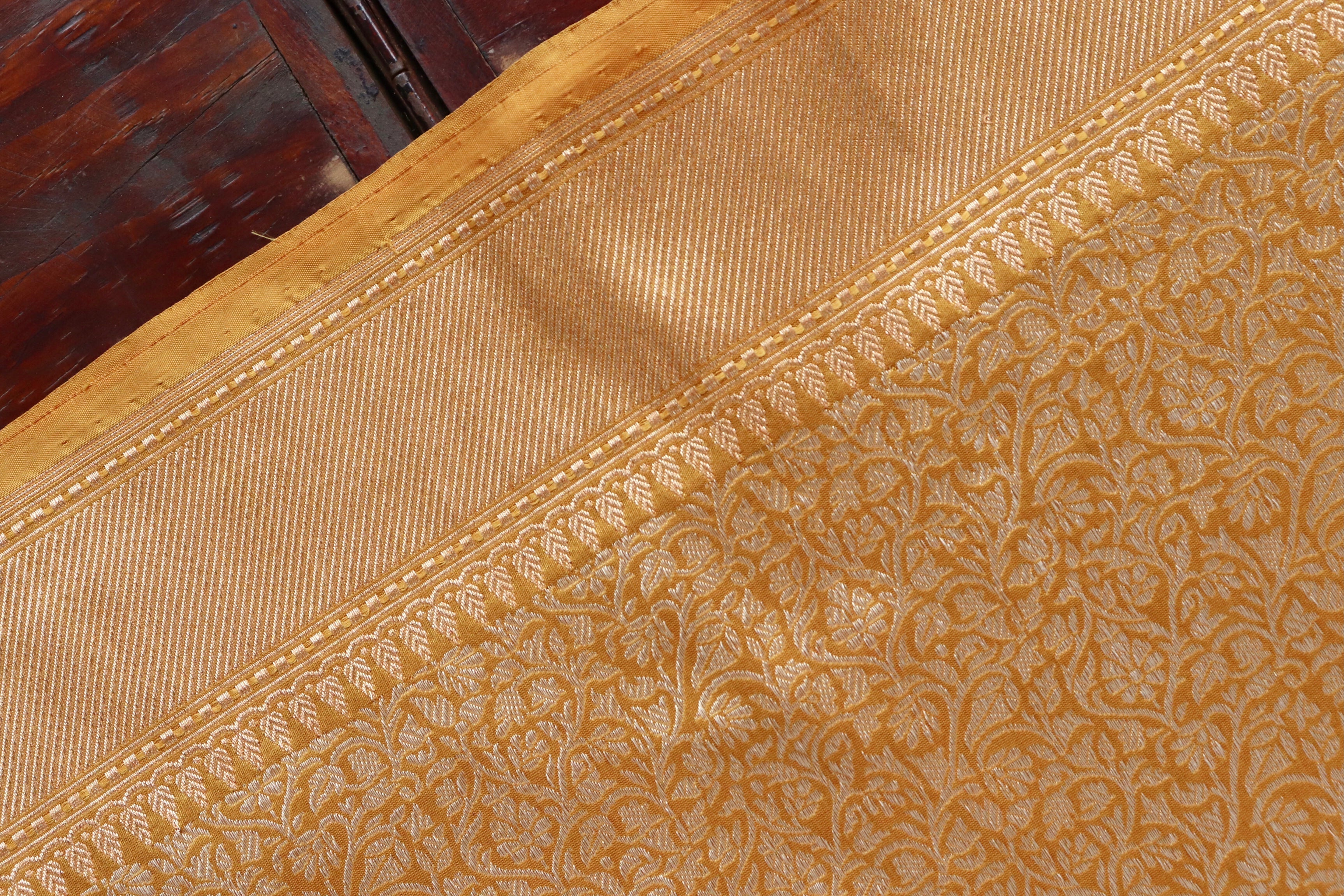 Gold Tanchoi Pure Silk Handloom Banarasi Saree