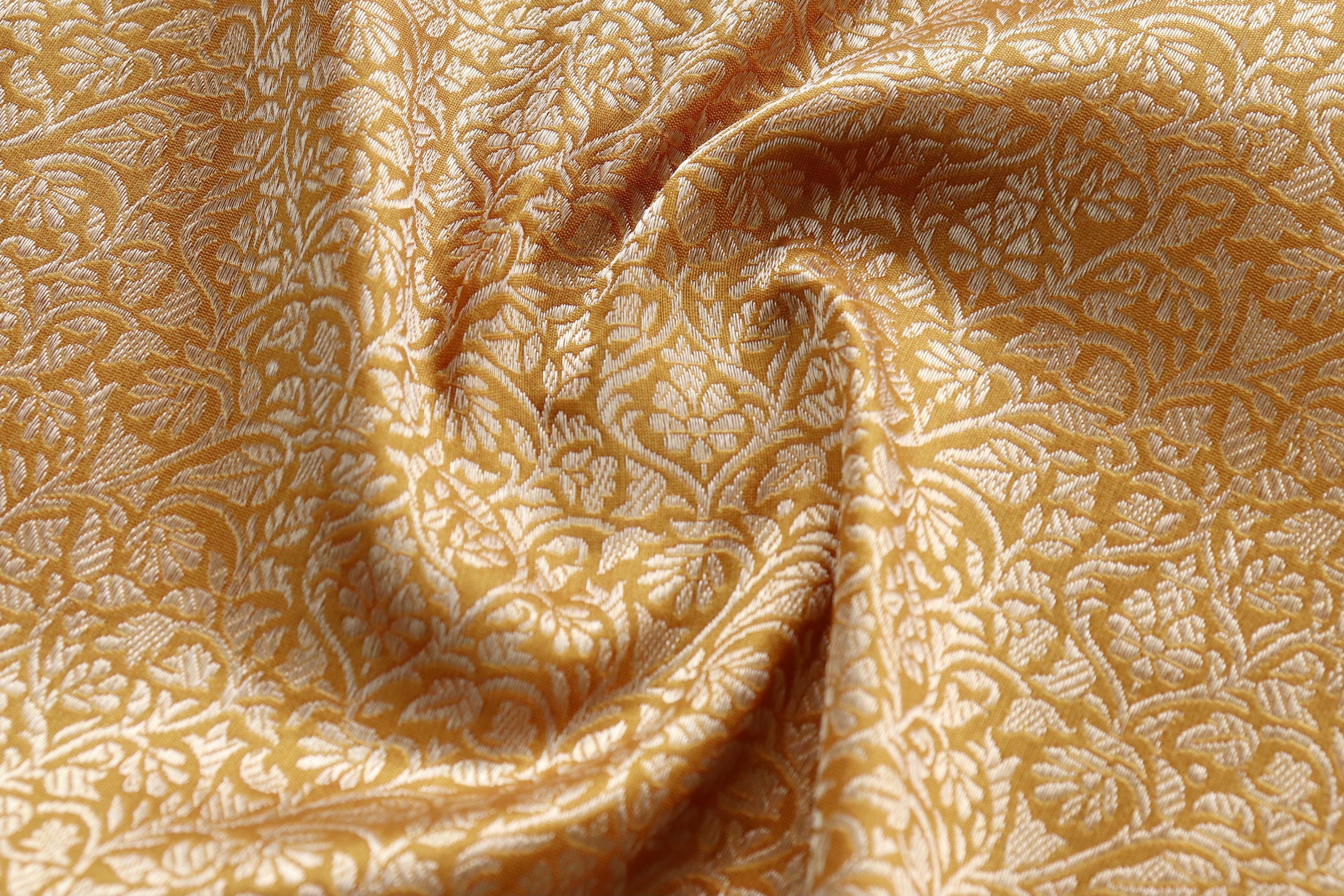 Gold Tanchoi Pure Silk Handloom Banarasi Saree