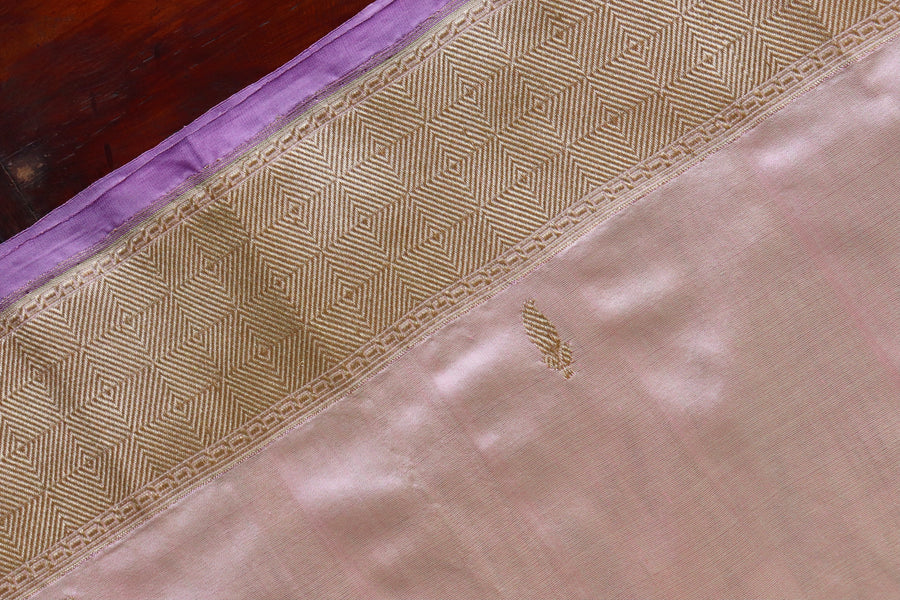Silk texture of Peachy Pink Kairy Kuniya saree