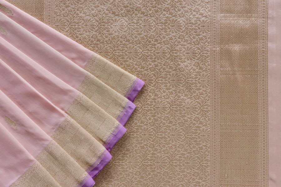 Colour close-up of Peachy Pink Kairy Kuniya saree