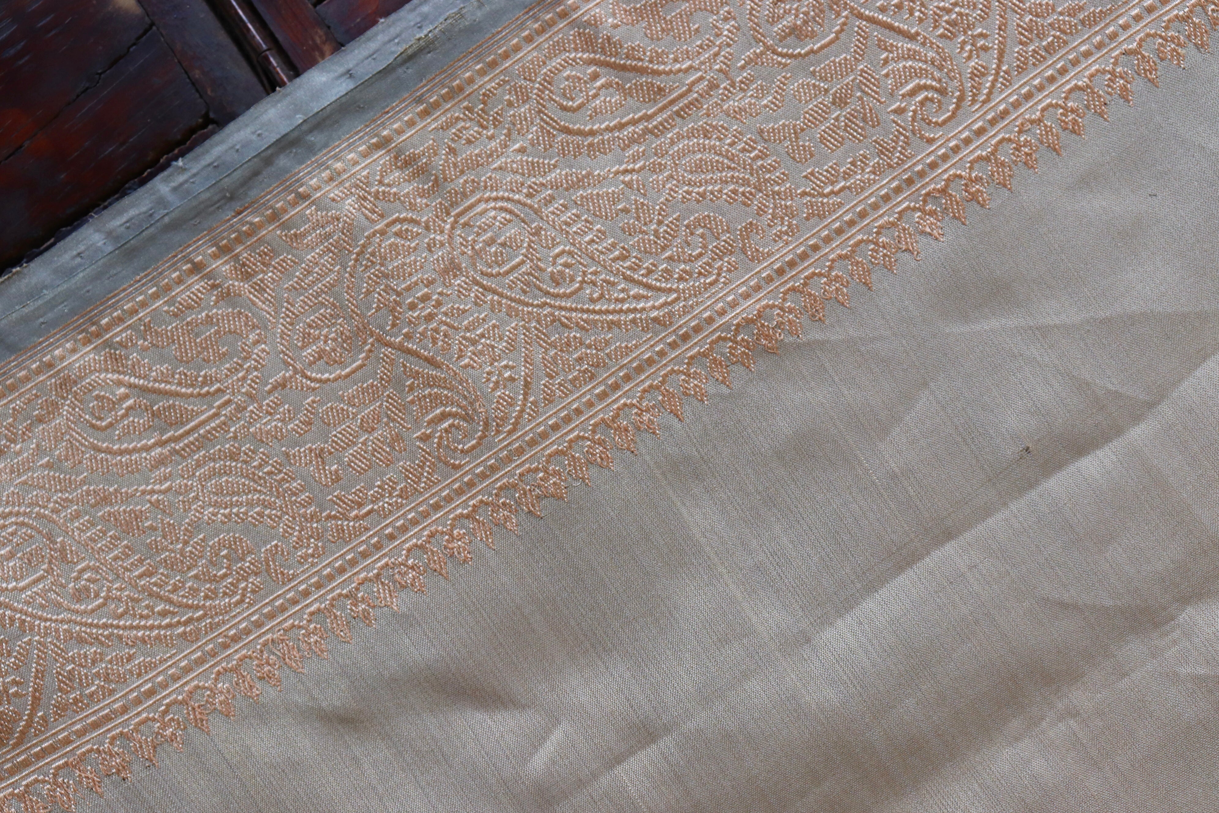 Gold Tissue Meenadar Buta Pure Silk Handloom Banarasi Saree