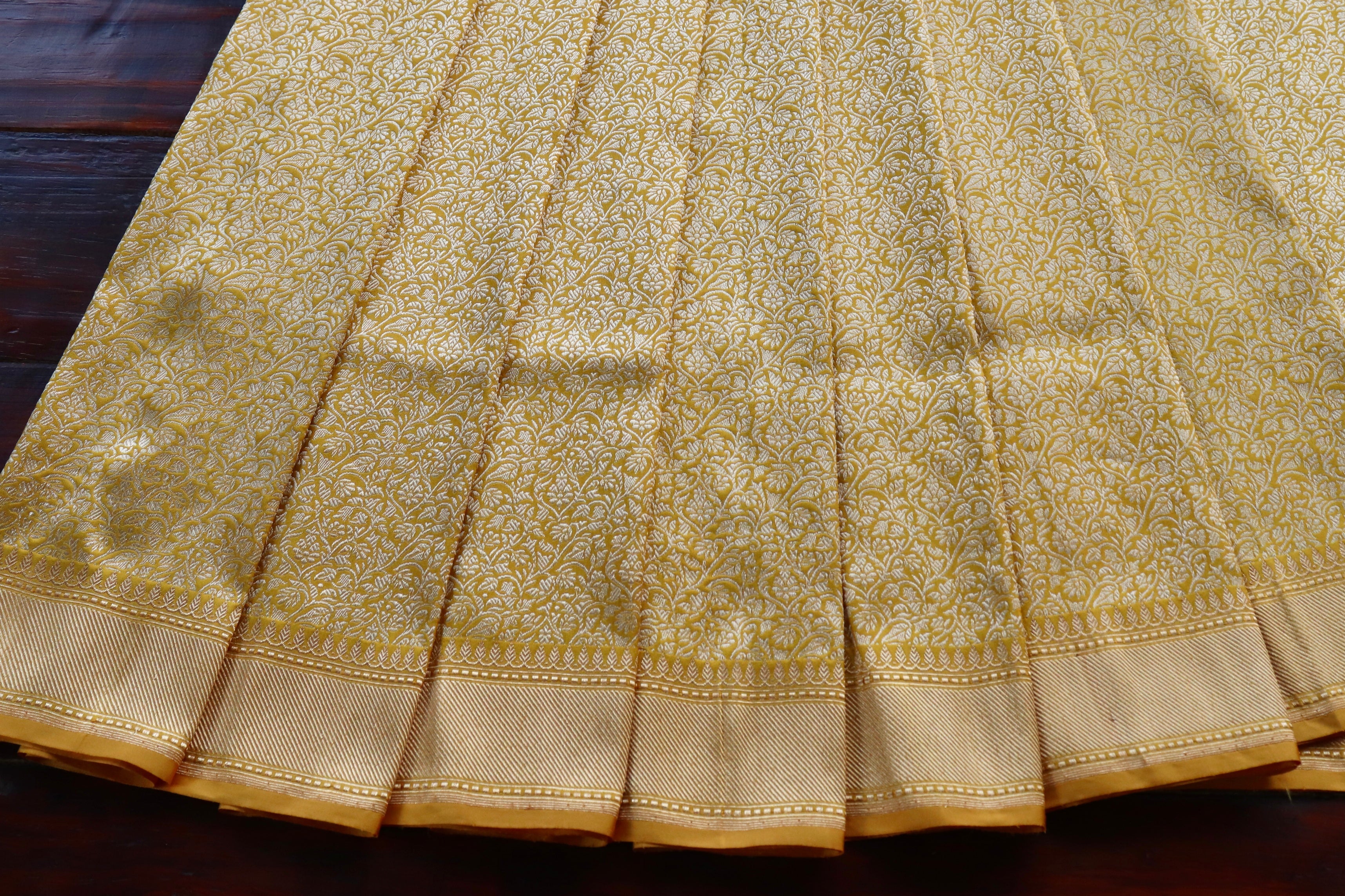 Gold Tanchoi Pure Silk Handloom Banarasi Saree