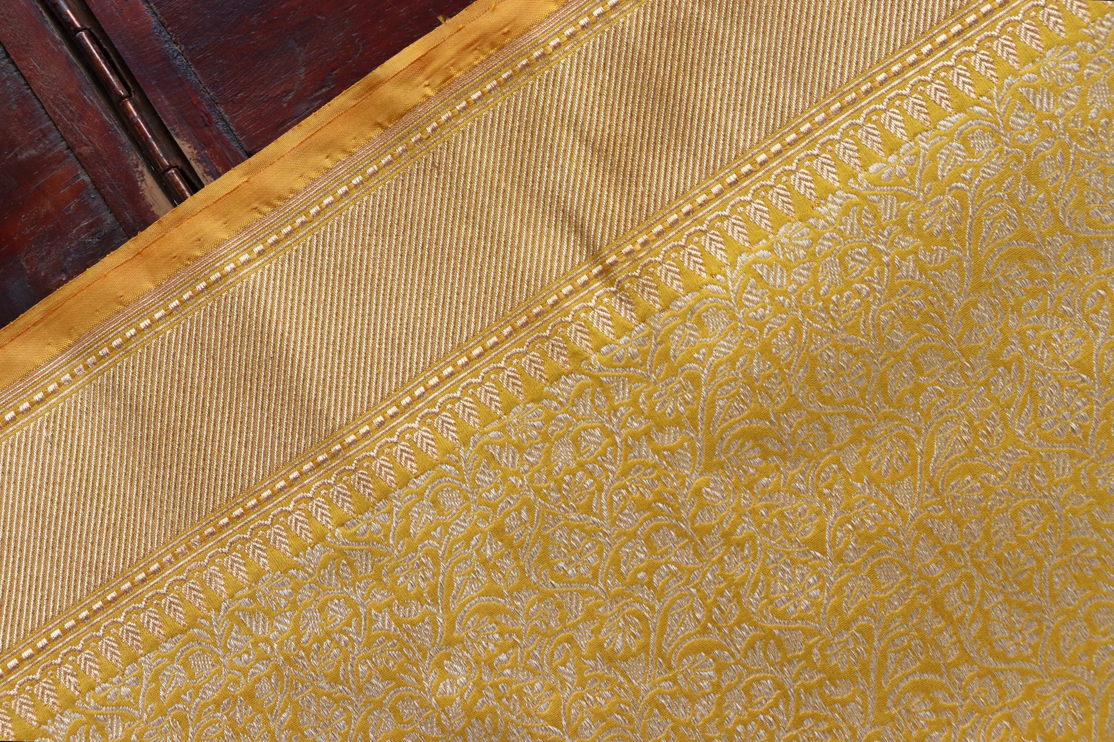 Gold Tanchoi Pure Silk Handloom Banarasi Saree