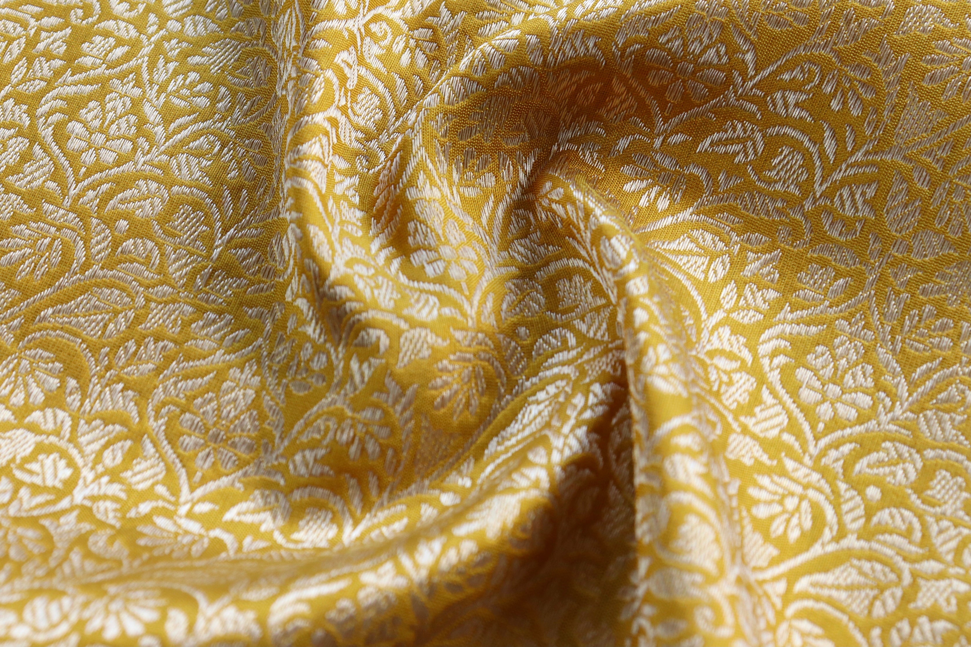 Gold Tanchoi Pure Silk Handloom Banarasi Saree