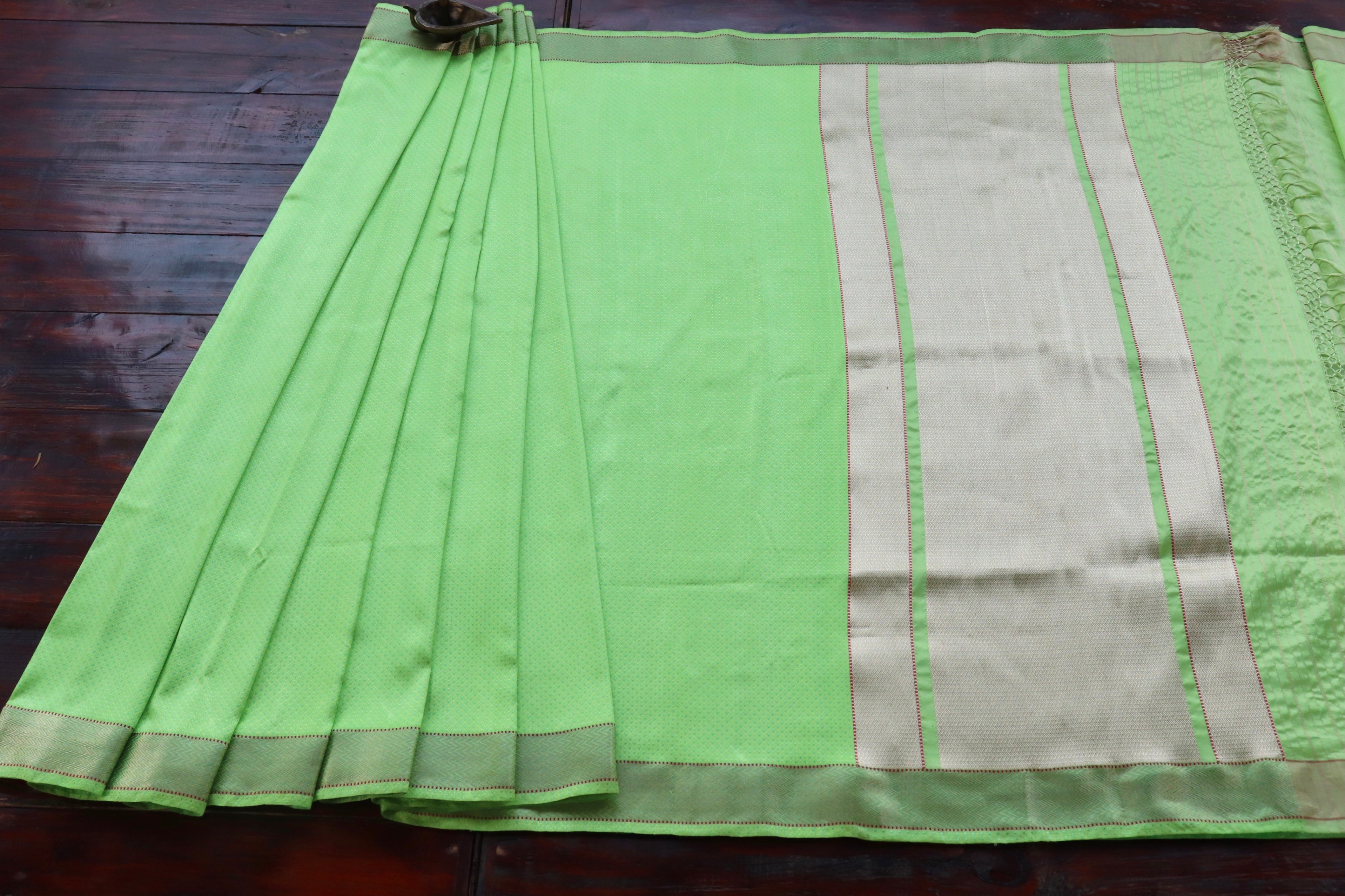Green Do Rukhi Resham Handwoven Banarasi Tanchoi Silk Saree