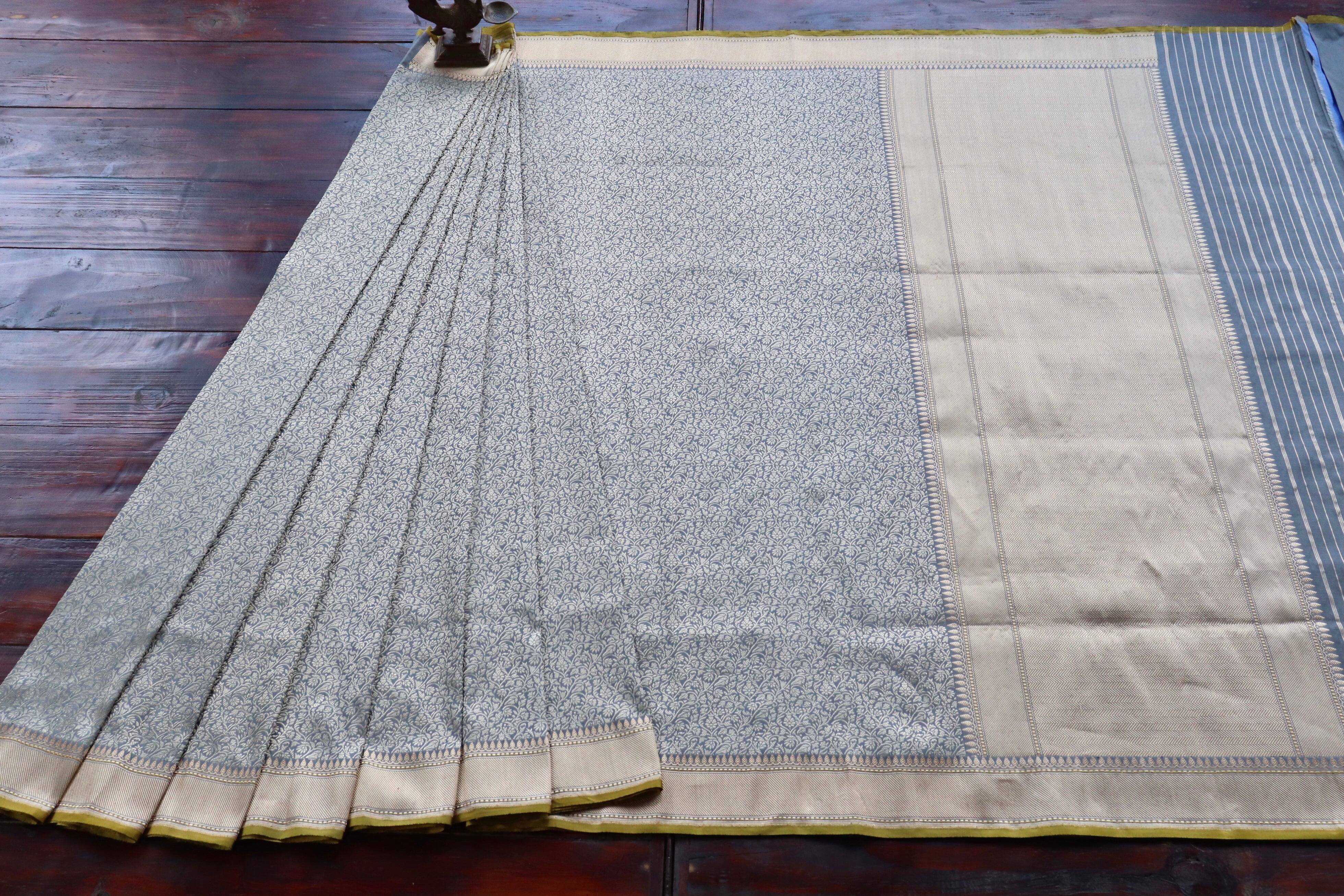 Silver Tanchoi Pure Silk Handloom Banarasi Saree