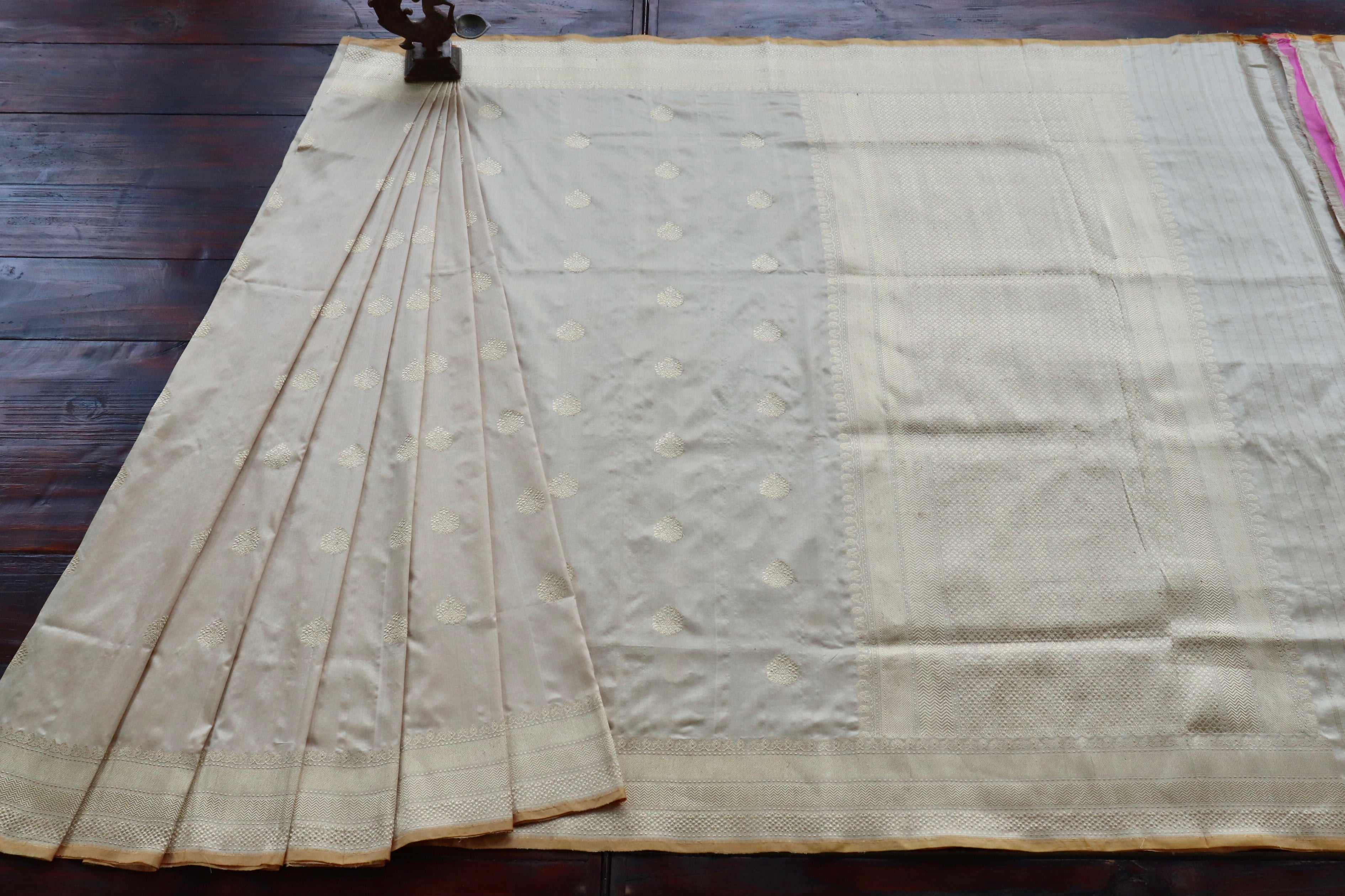 Cream Katan Silk Leaf Motif Handloom Banarasi Saree