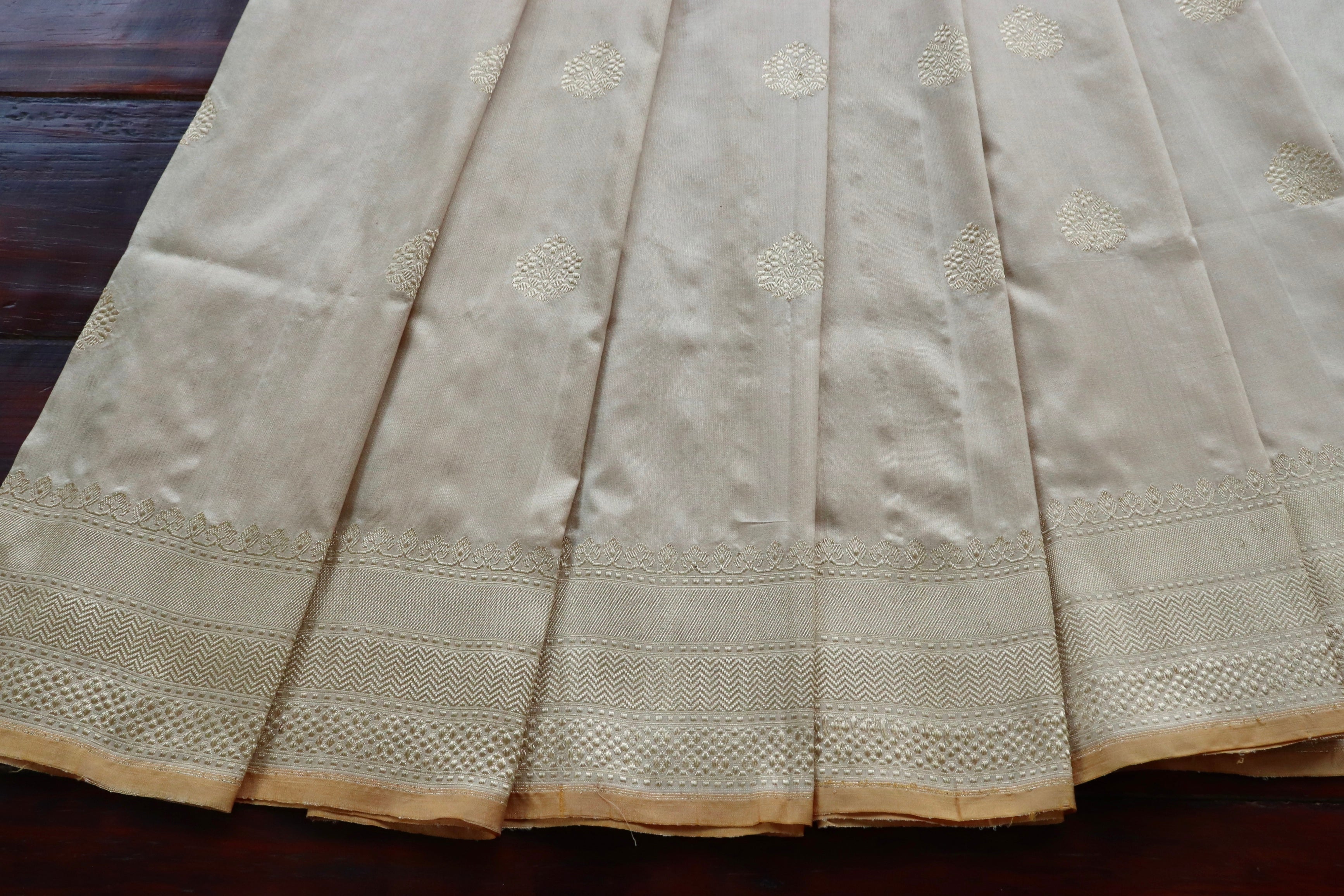 Cream Katan Silk Leaf Motif Handloom Banarasi Saree