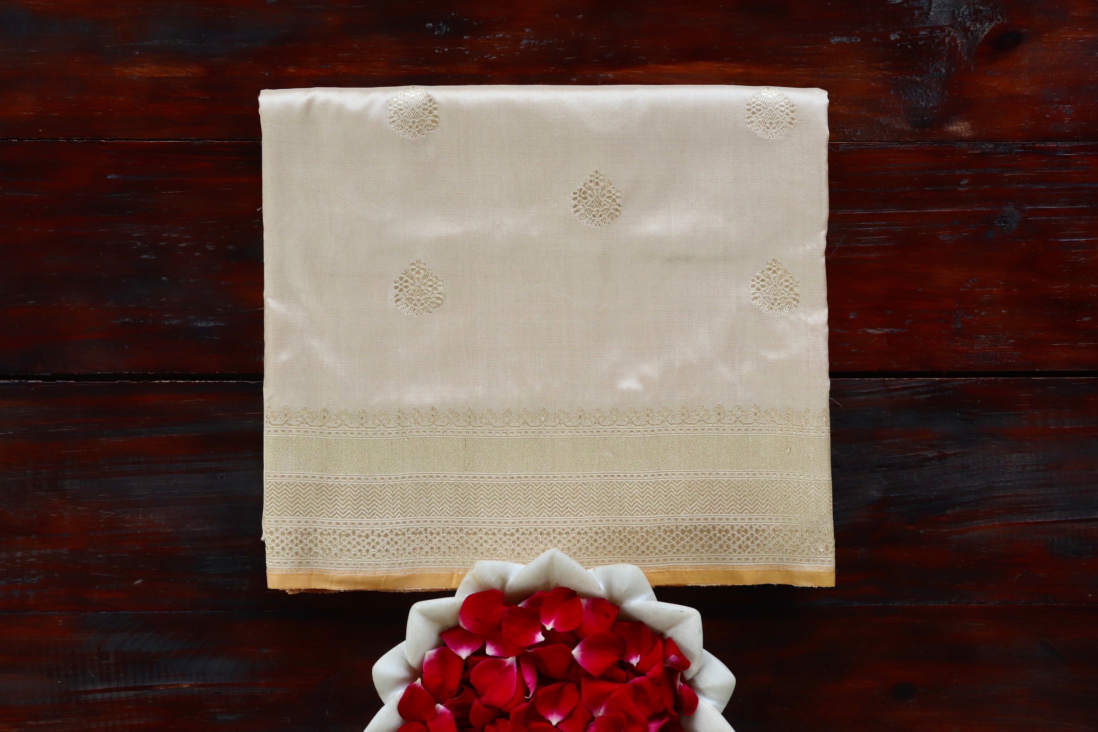 Cream Katan Silk Leaf Motif Handloom Banarasi Saree