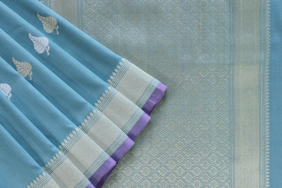 Border close-up on Vivid Sky Blue Kadhua Banarasi saree