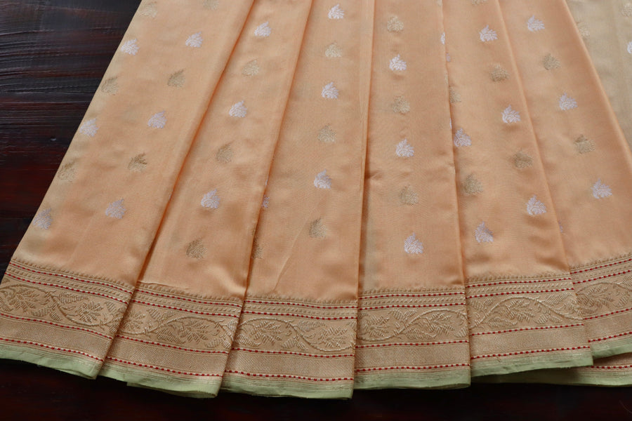 Aanchal motif on Light Peach Kadhua Banarasi saree