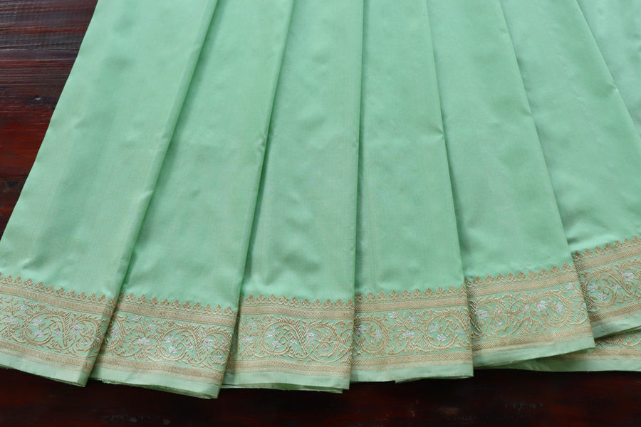 Silk texture of Mint Sona Rupa Banarasi saree