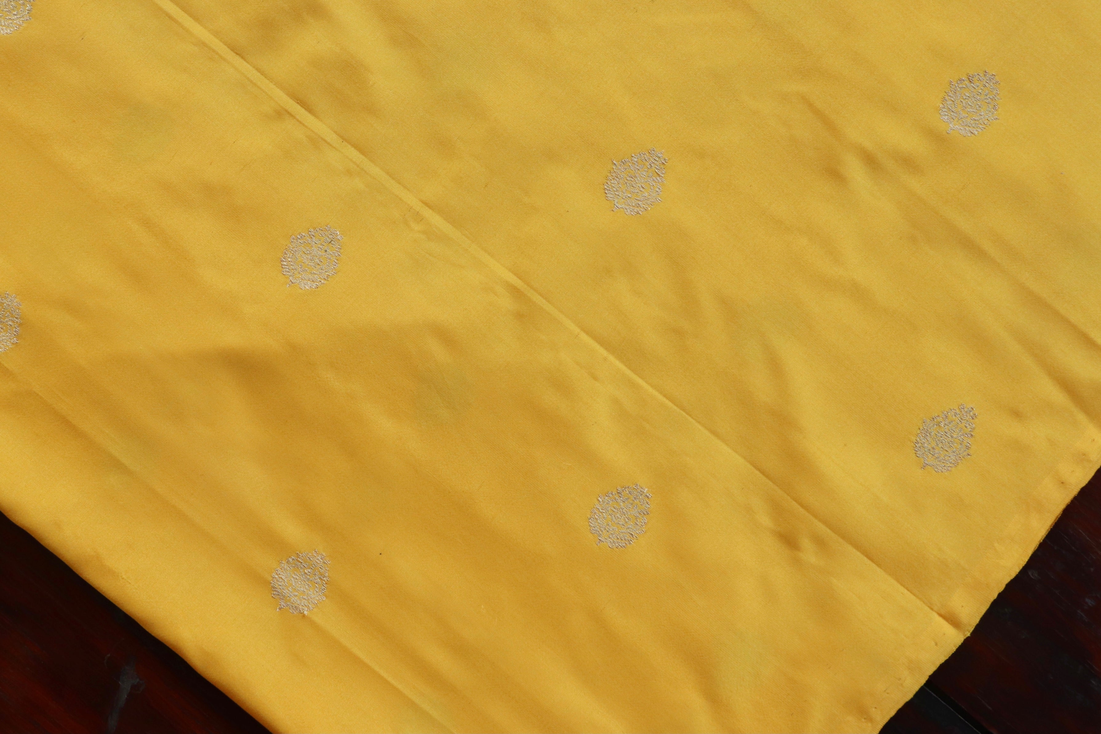 Yellow Kadhua Buti Handloom Banarasi Thaan