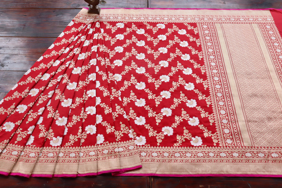 Border close-up on Red Zig Zag Jangla Banarasi saree