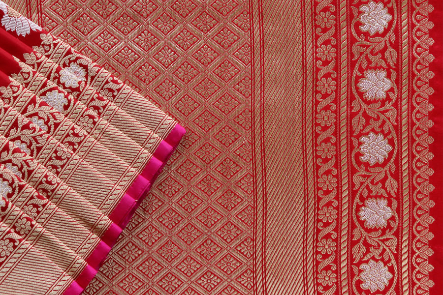 Silk texture of Red Zig Zag Jangla Banarasi saree