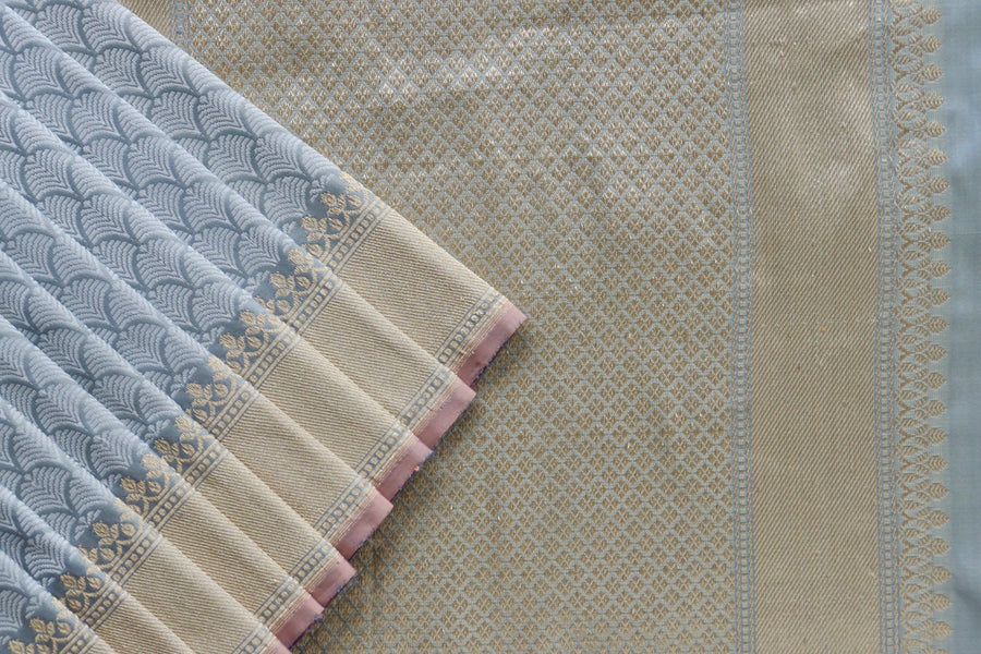 Silk texture of Grey Tanchoi Banarasi saree