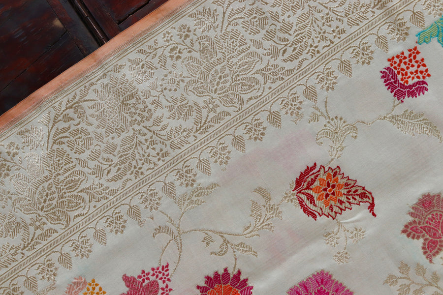 Silk texture of Ivory Kimkhab Banarasi saree