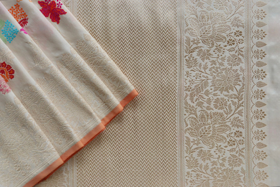 Colour close-up of Ivory Kimkhab Banarasi saree