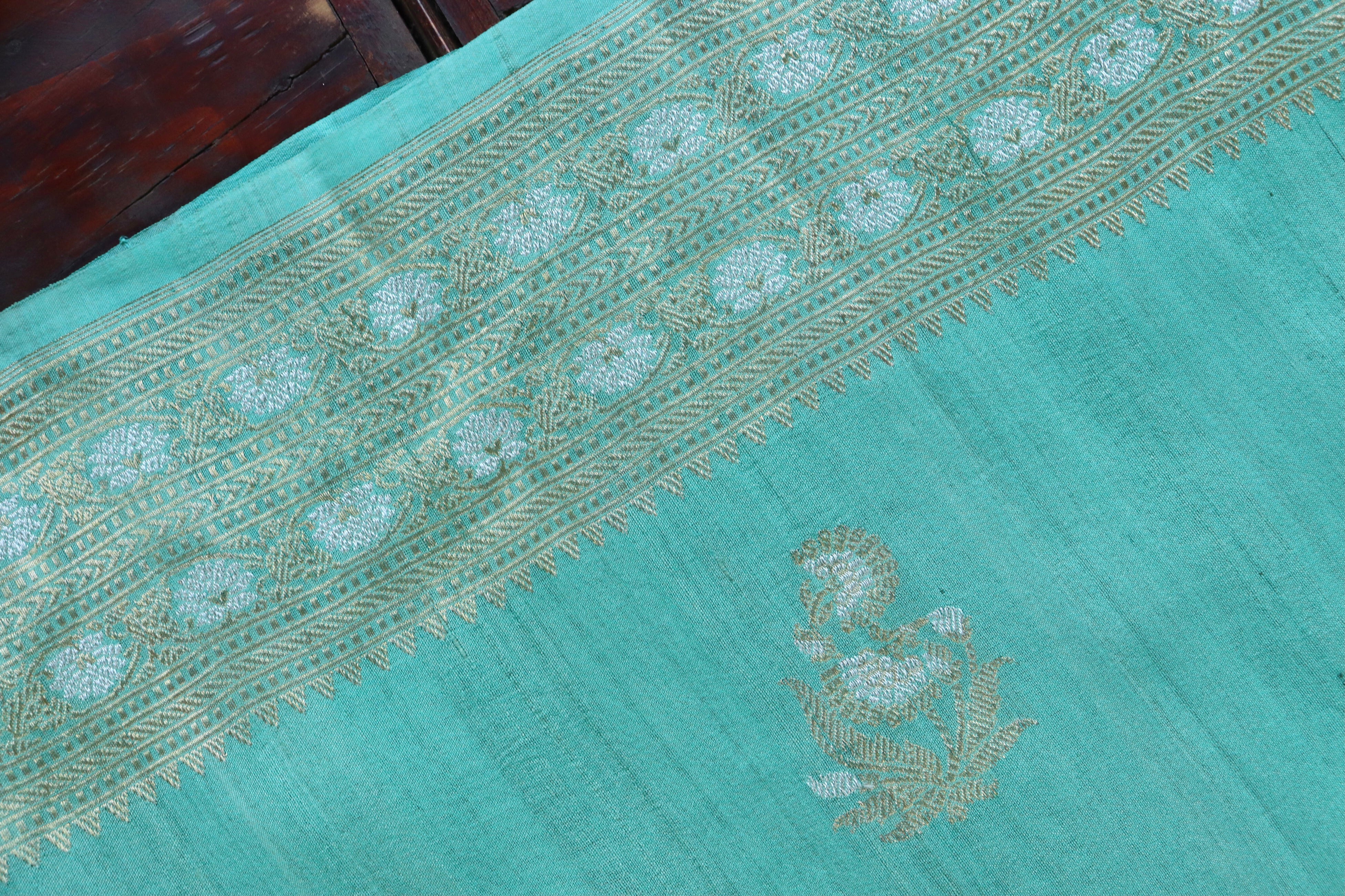 Sea Green Guldasta Motif Handwoven Tussar Silk Saree