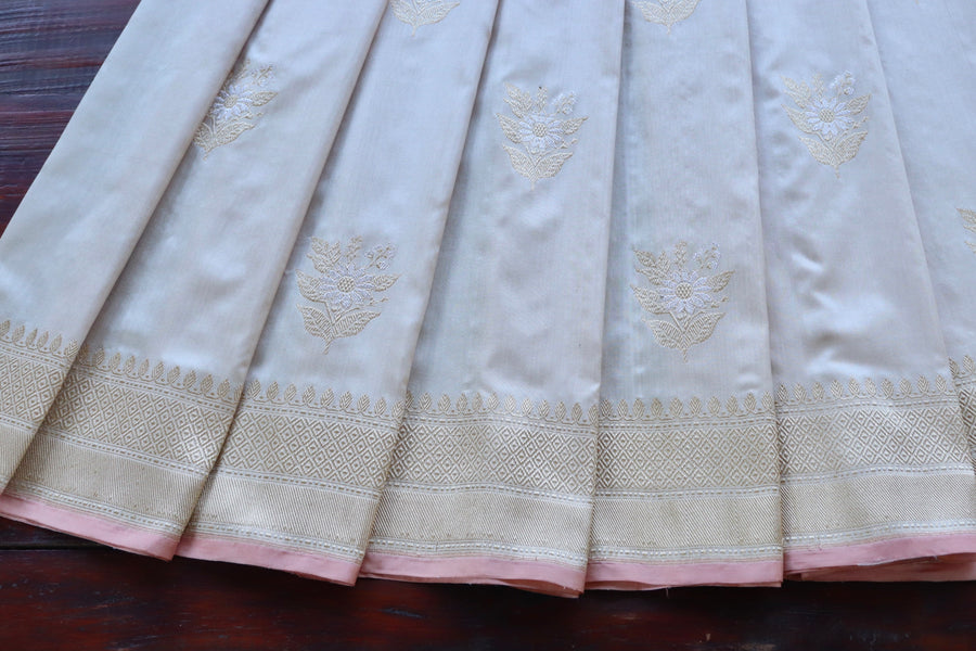 Silk texture of Ivory Sona Rupa Banarasi saree
