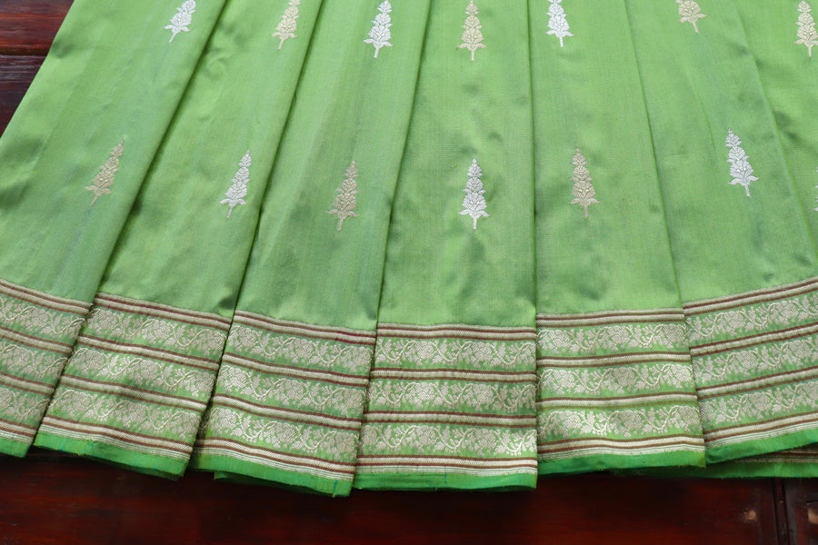 Parrot Green Kadhua Motif Pure Silk Handloom Banarasi Saree