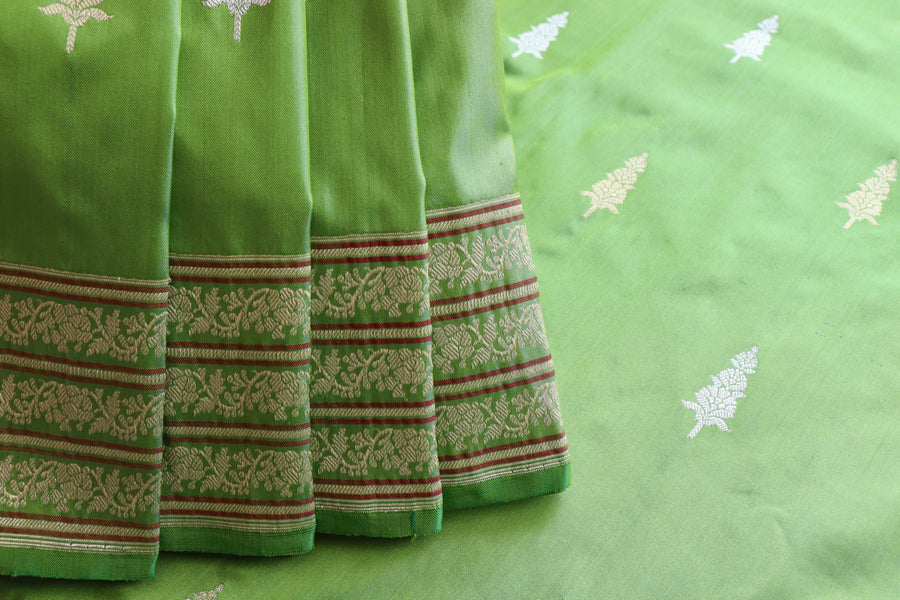 Parrot Green Kadhua Motif Pure Silk Handloom Banarasi Saree