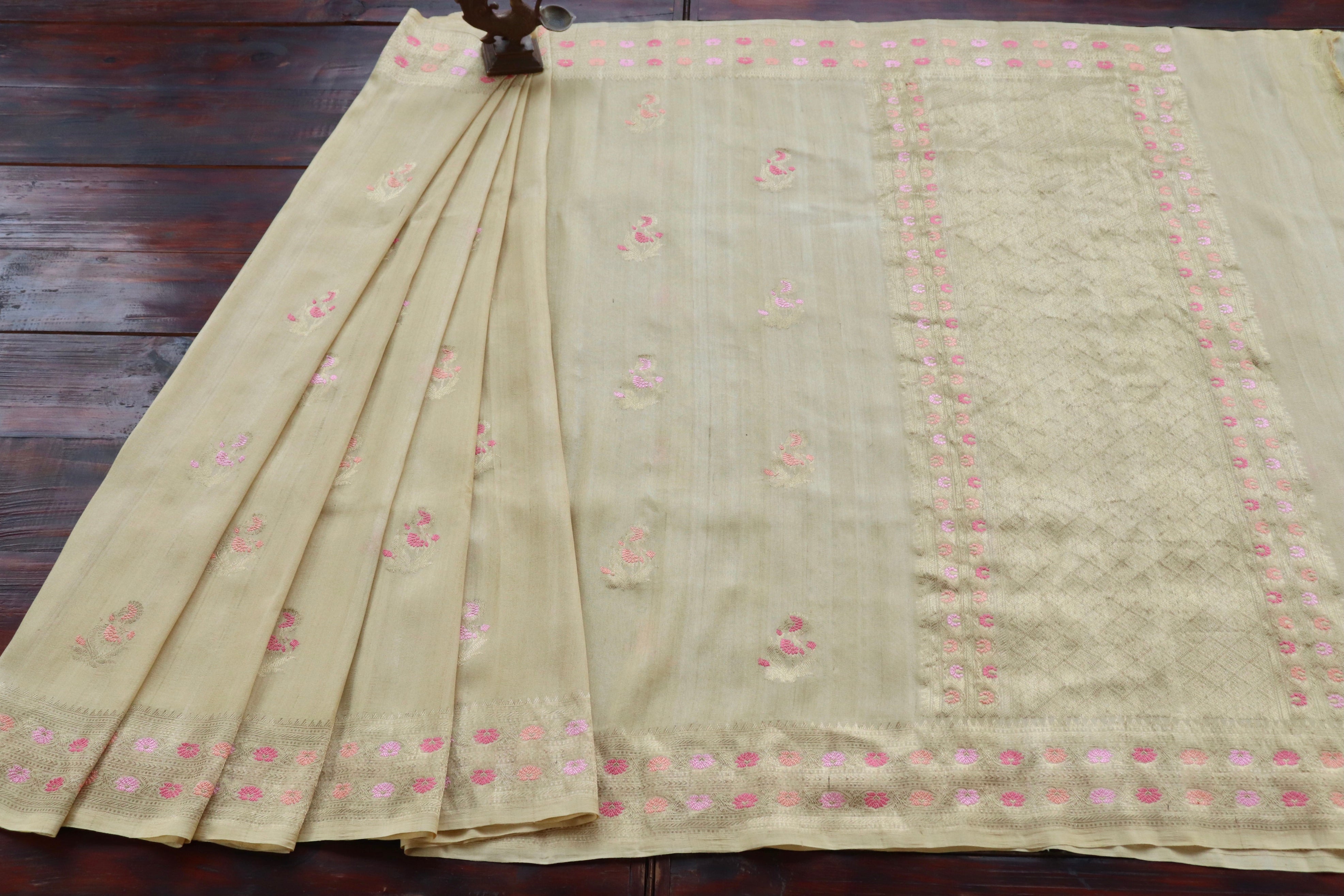 Pale Yellow Guldasta Motif Handwoven Tussar Silk Saree