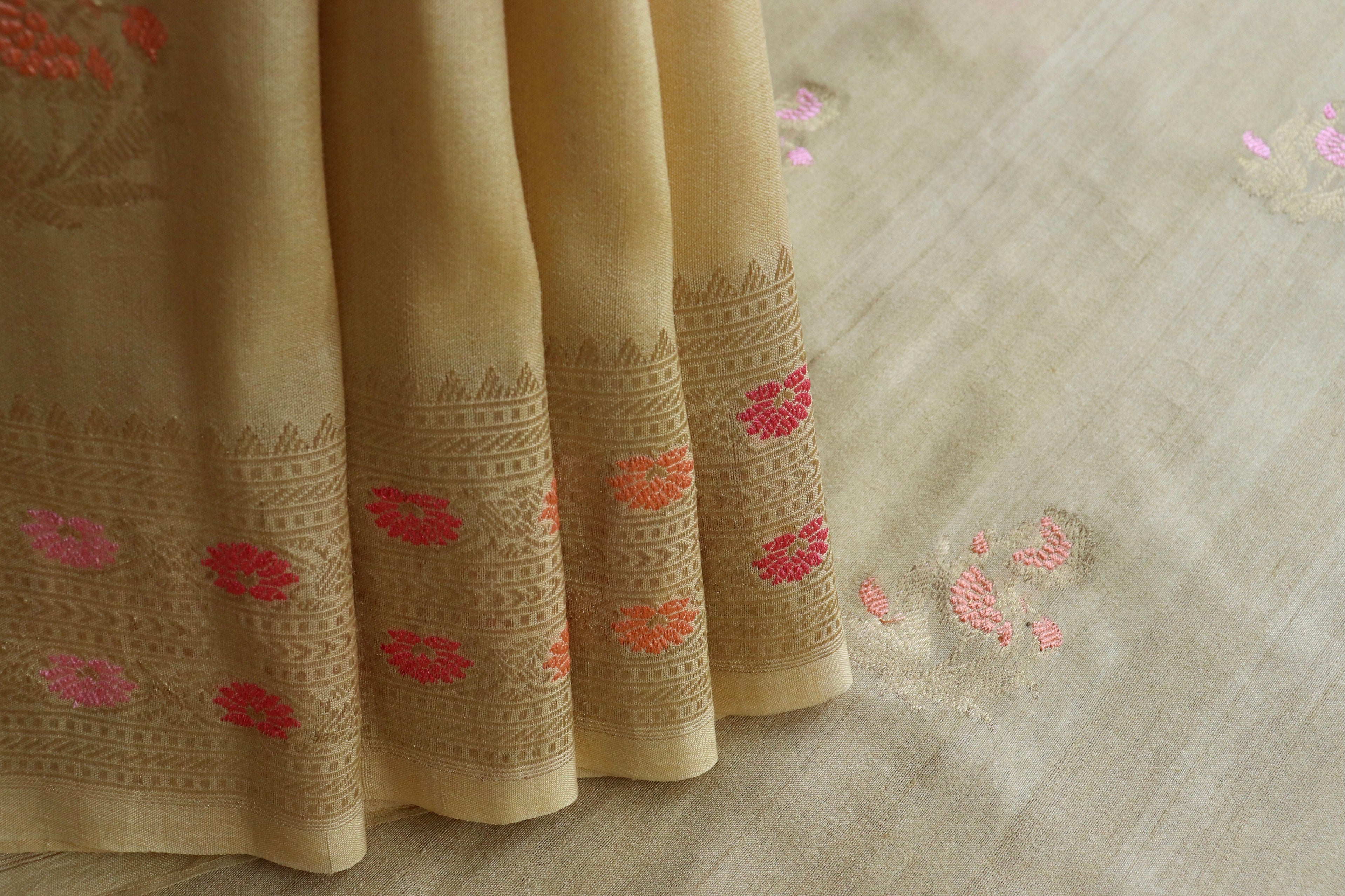 Pale Yellow Guldasta Motif Handwoven Tussar Silk Saree