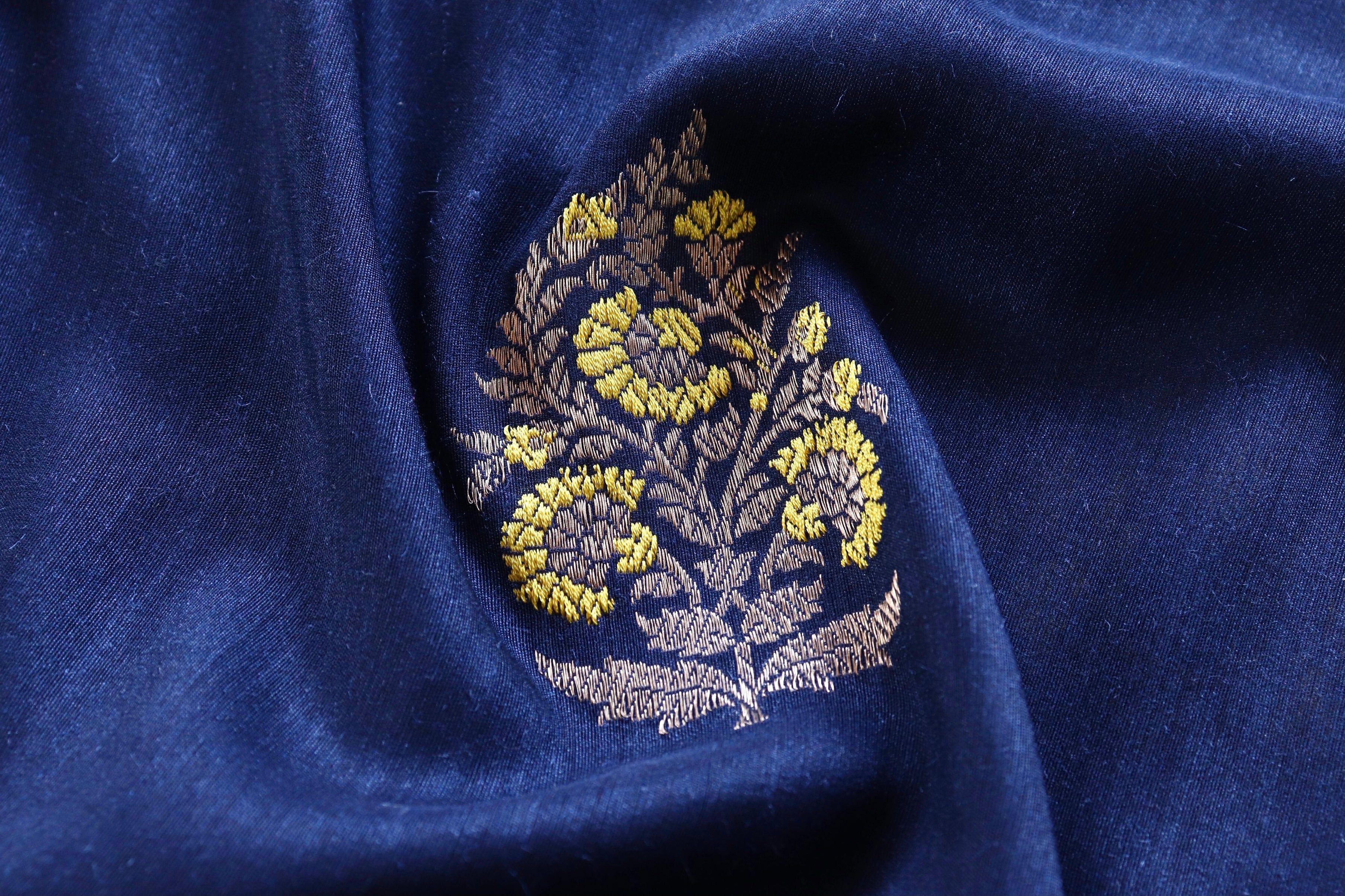 Navy Kadhua Motif Munga Silk Handloom Saree