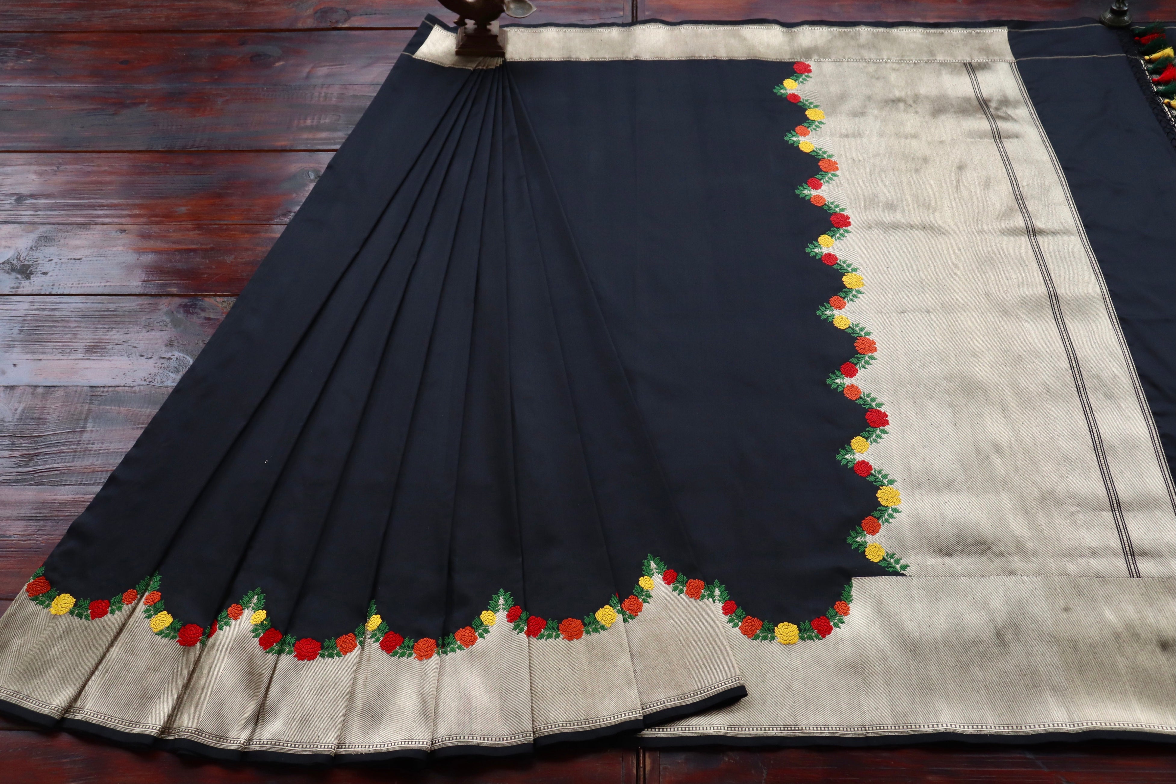 Black Floral Border Pure Silk Handloom Banarasi Saree2025130104