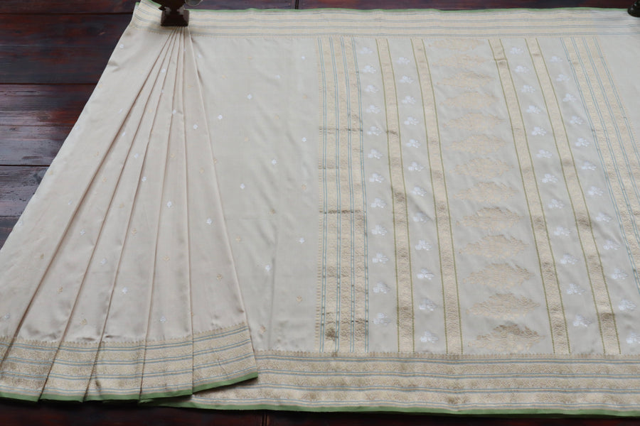 Border close-up on Ivory Kadhua Banarasi saree