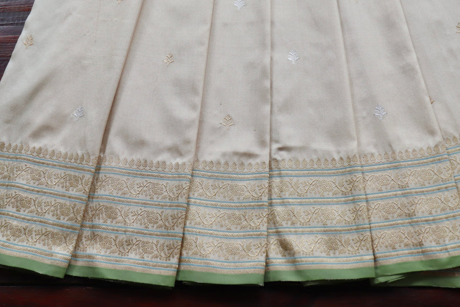 Silk texture of Ivory Kadhua Banarasi saree