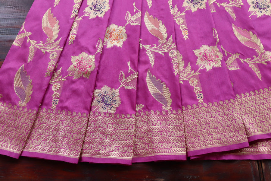 Silk texture of Purple Meenadar Jangla Banarasi saree