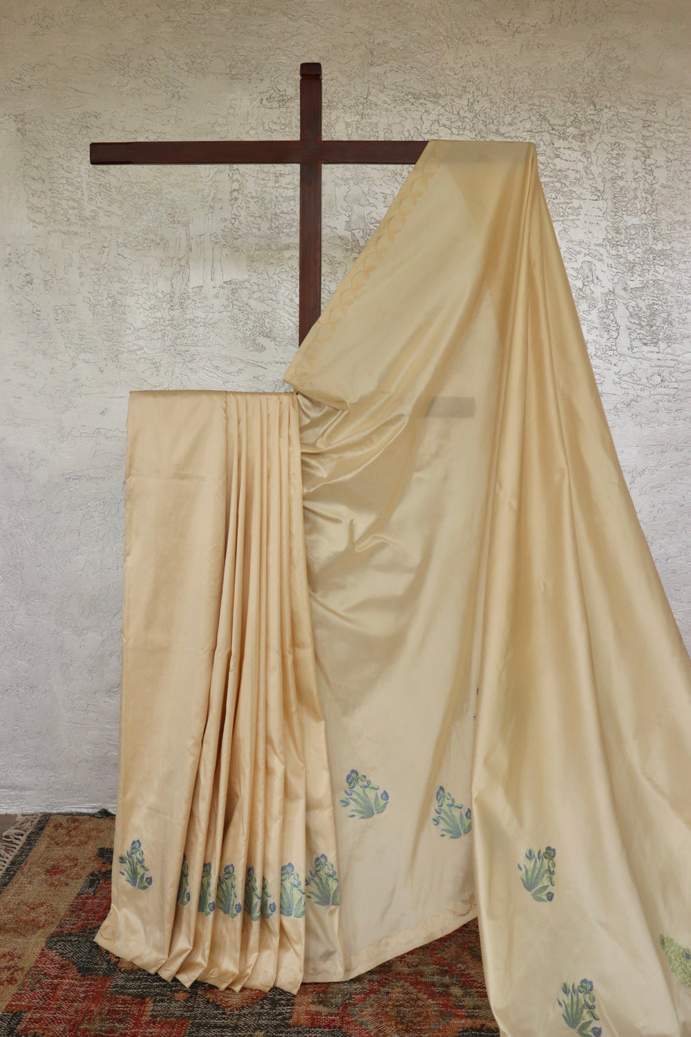 Cream Iris Kadhua Motif Pure Silk Handloom Banarsi Saree